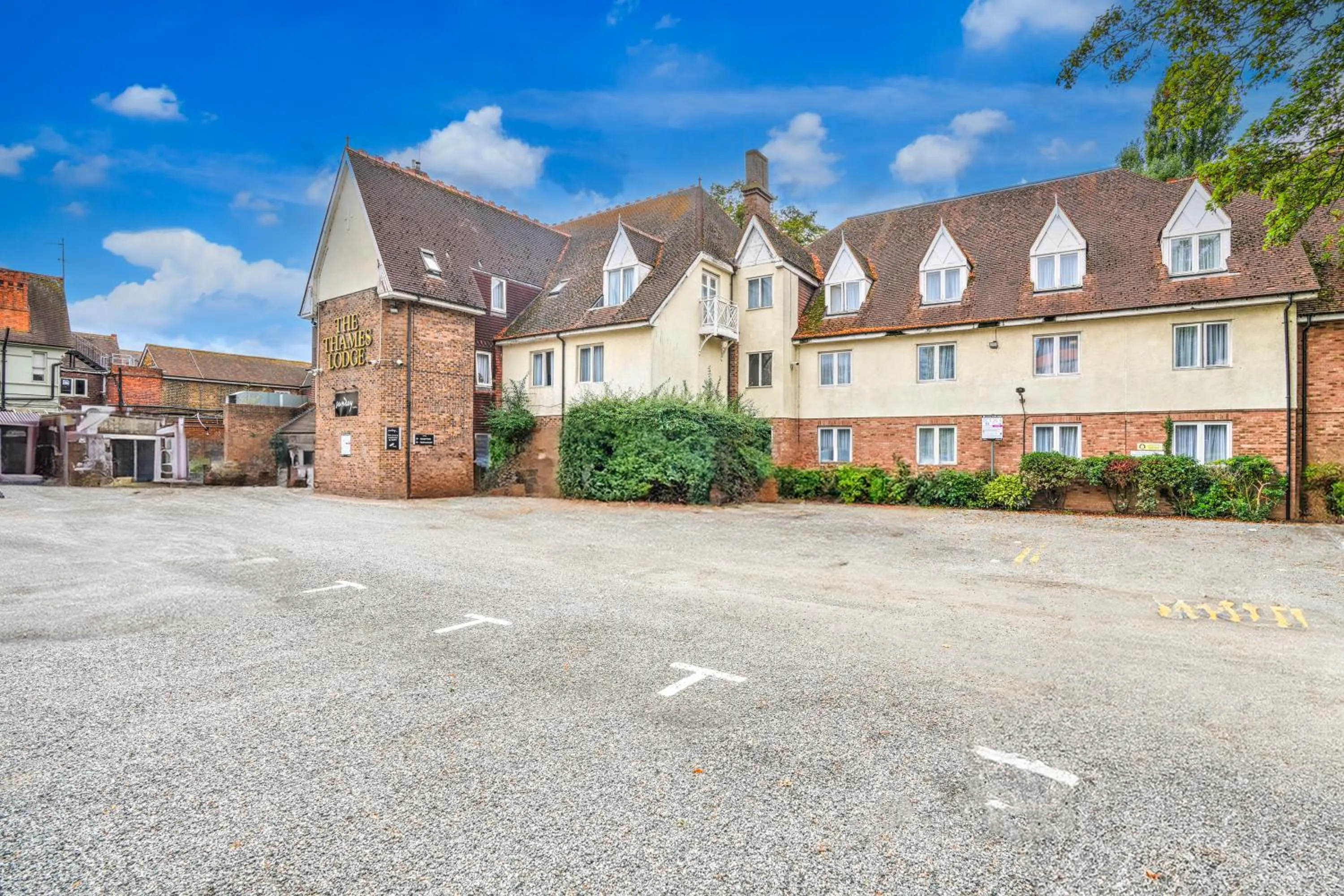 Parking in Sunday London Staines-upon-Thames Heathrow T5