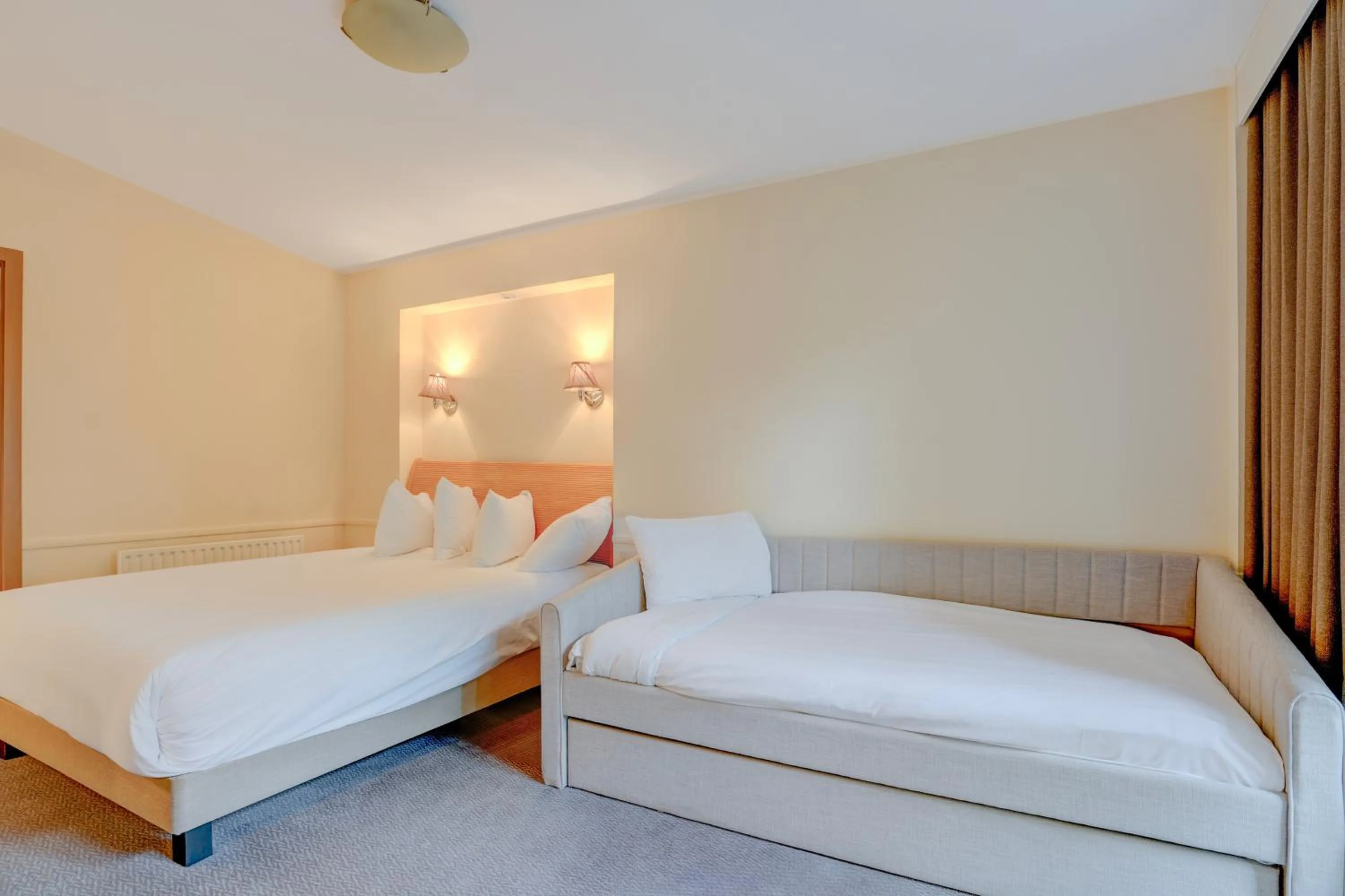 Bed in Sunday London Staines-upon-Thames Heathrow T5