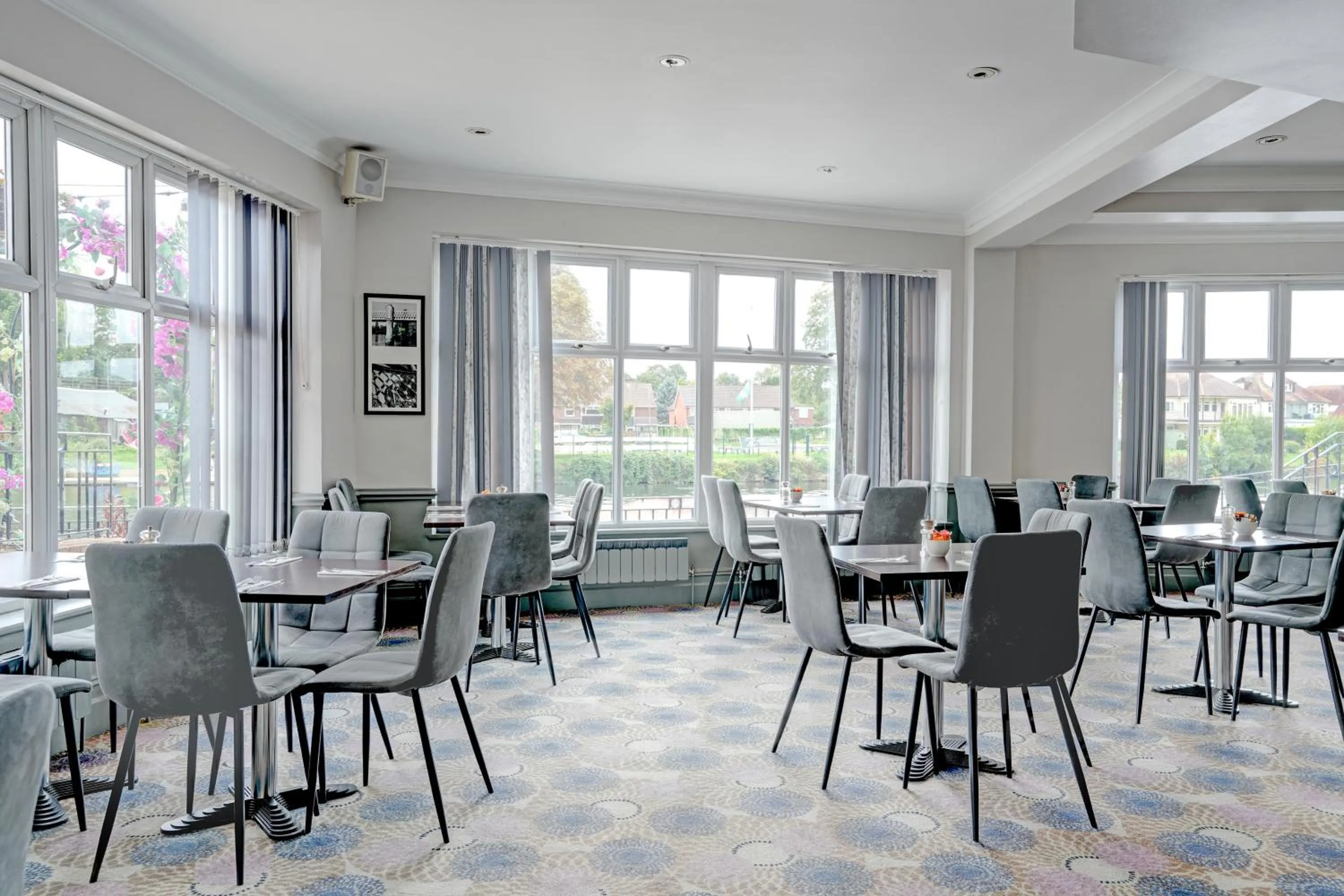 Restaurant/places to eat in Sunday London Staines-upon-Thames Heathrow T5