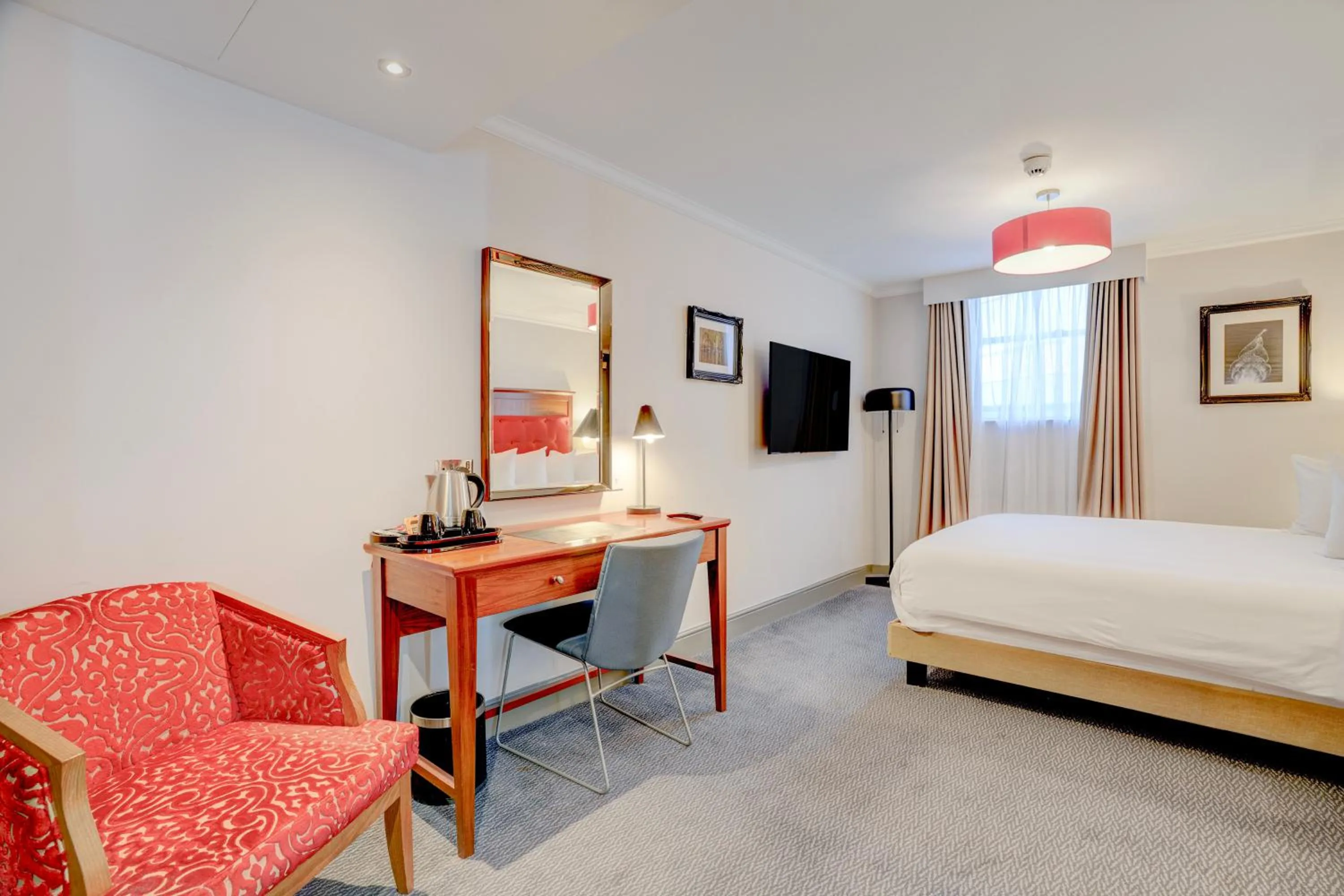 Bed in Sunday London Staines-upon-Thames Heathrow T5