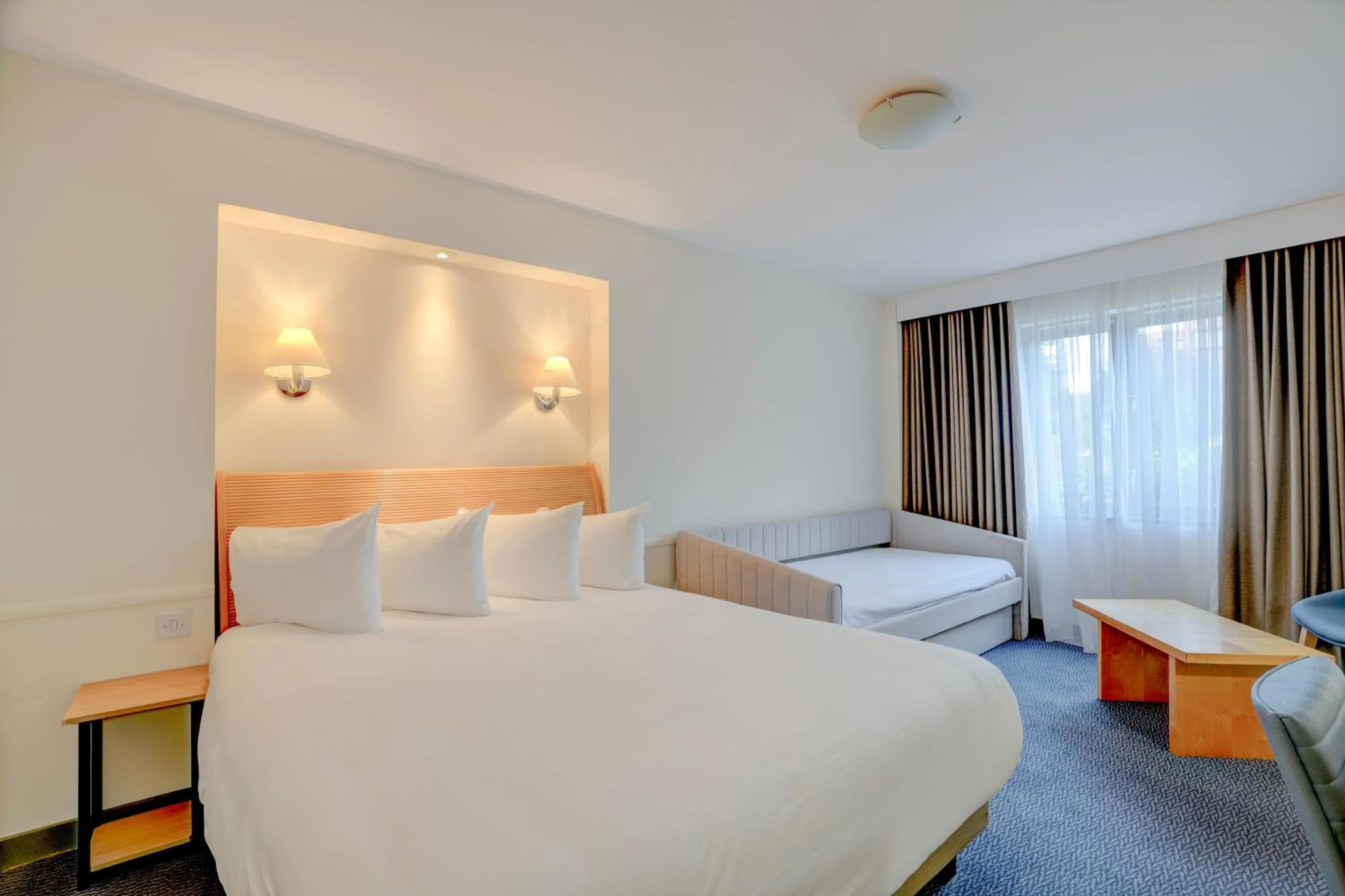 Bed in Sunday London Staines-upon-Thames Heathrow T5