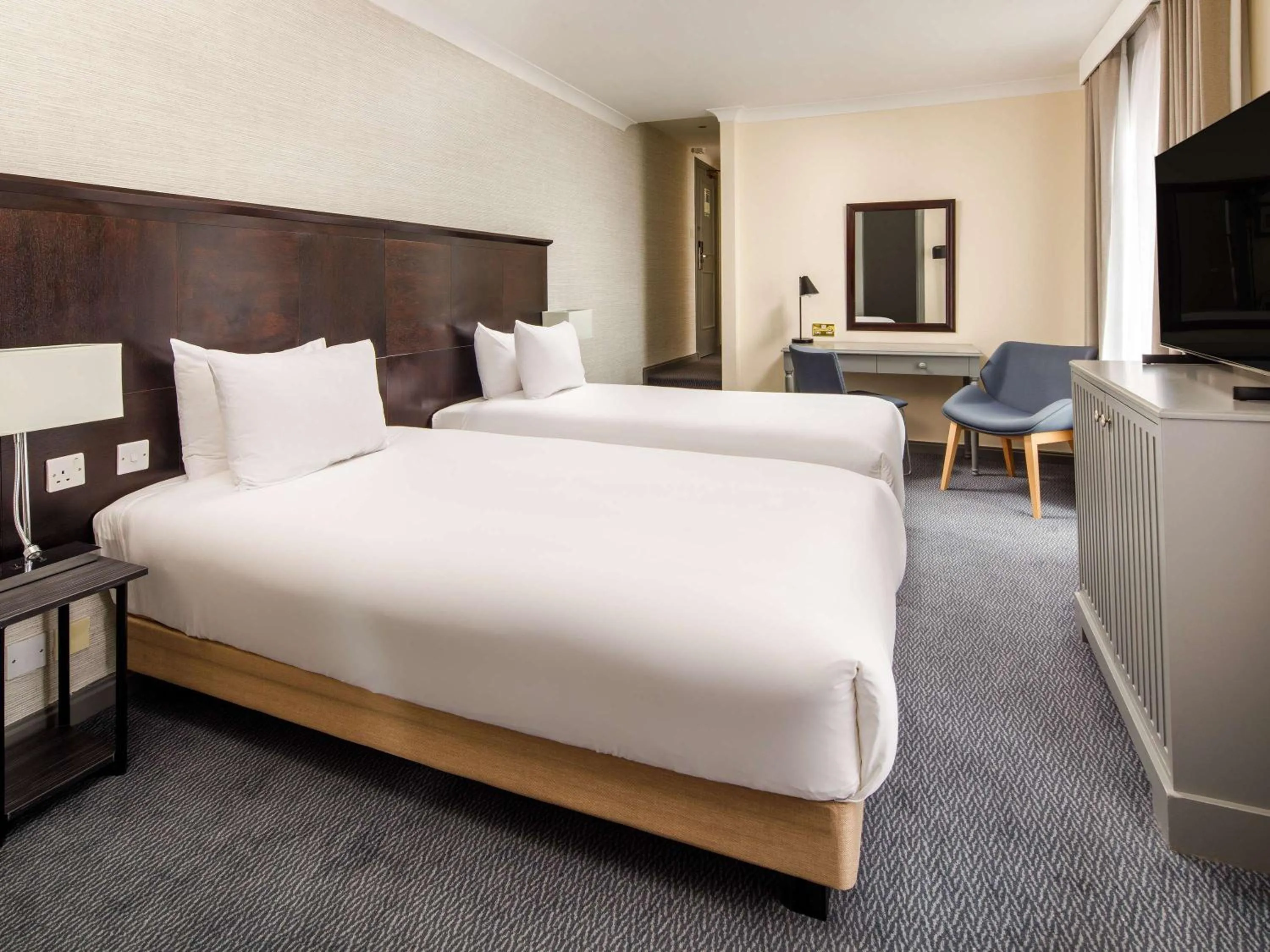 Twin Room with River View in Sunday London Staines-upon-Thames Heathrow T5