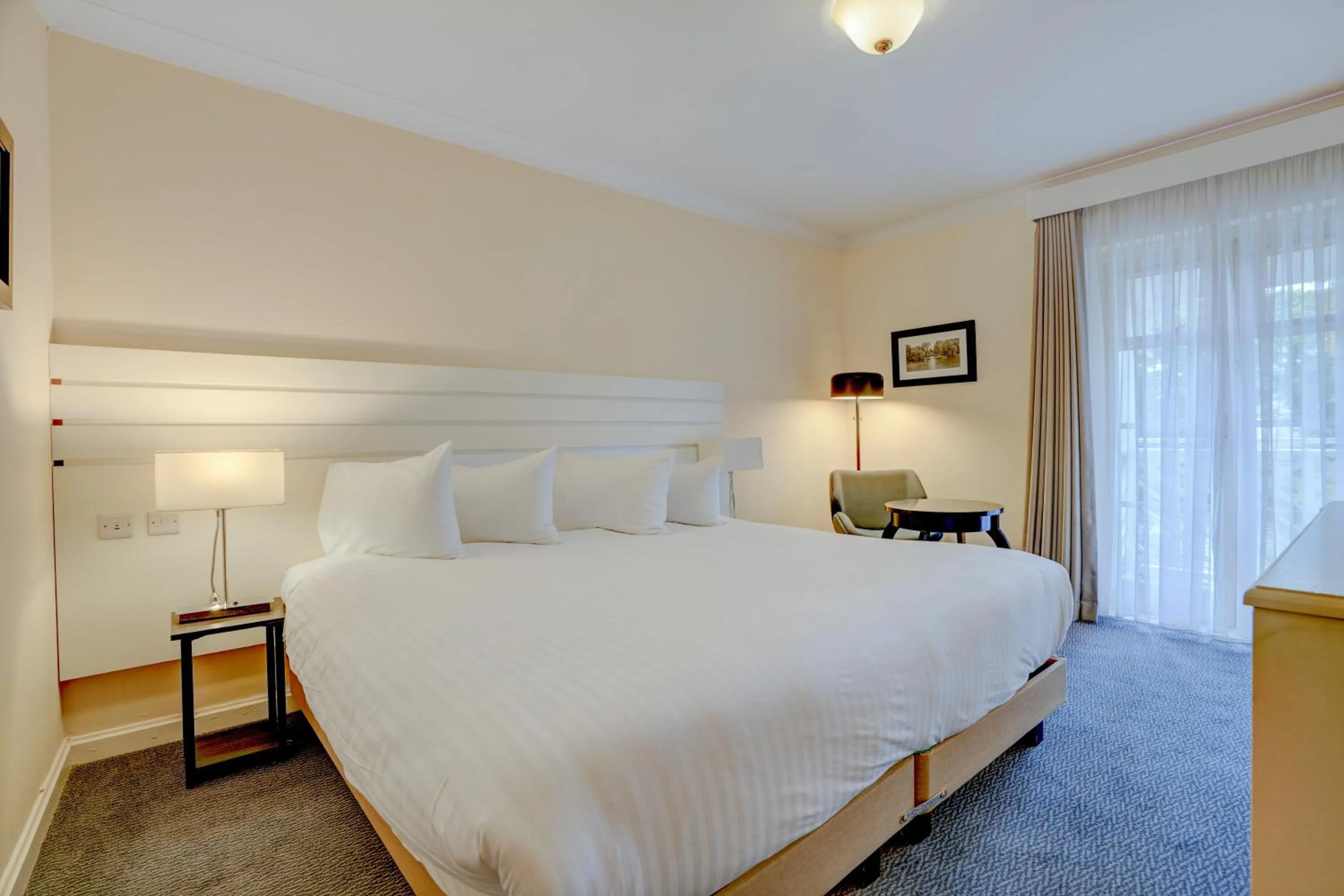 Bed in Sunday London Staines-upon-Thames Heathrow T5