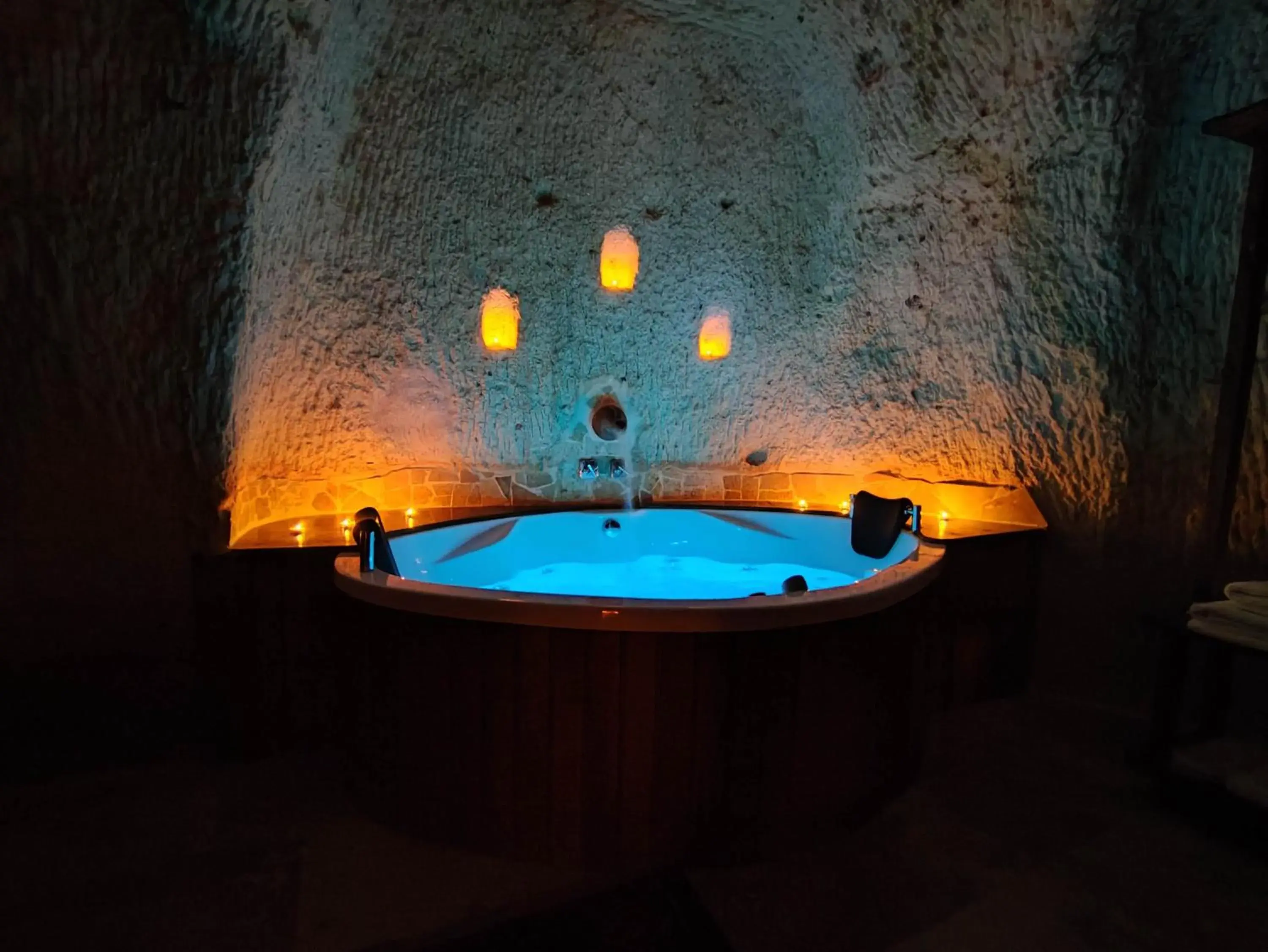 Queen Room with Spa Bath in Euphoria Cave House Queen Room with Spa Bath in Euphoria Cave House