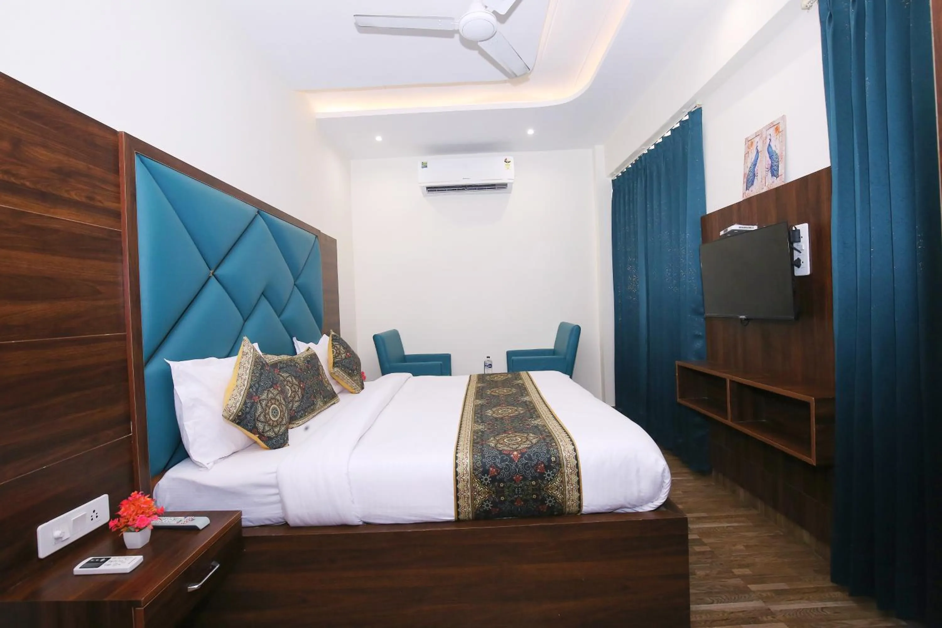 Bed in Hotel East Wood Amritsar