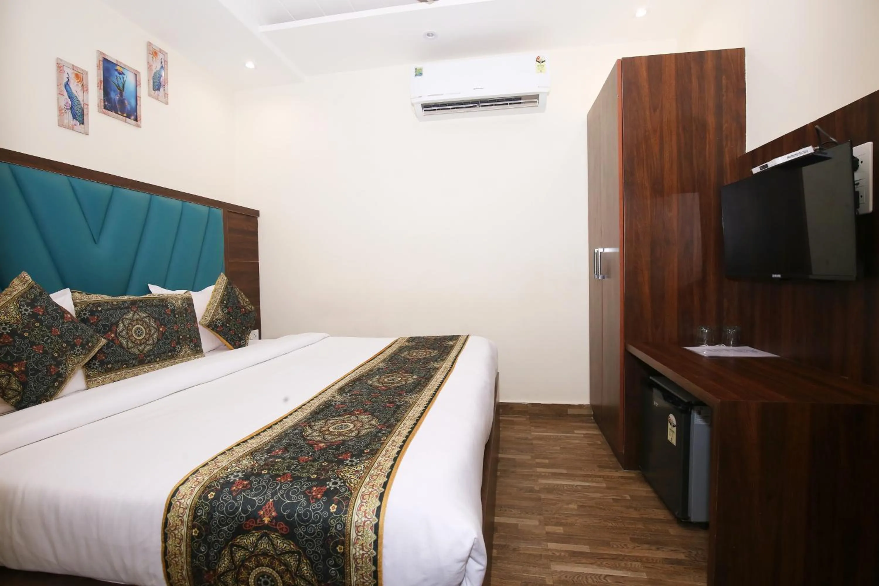 Bed in Hotel East Wood Amritsar