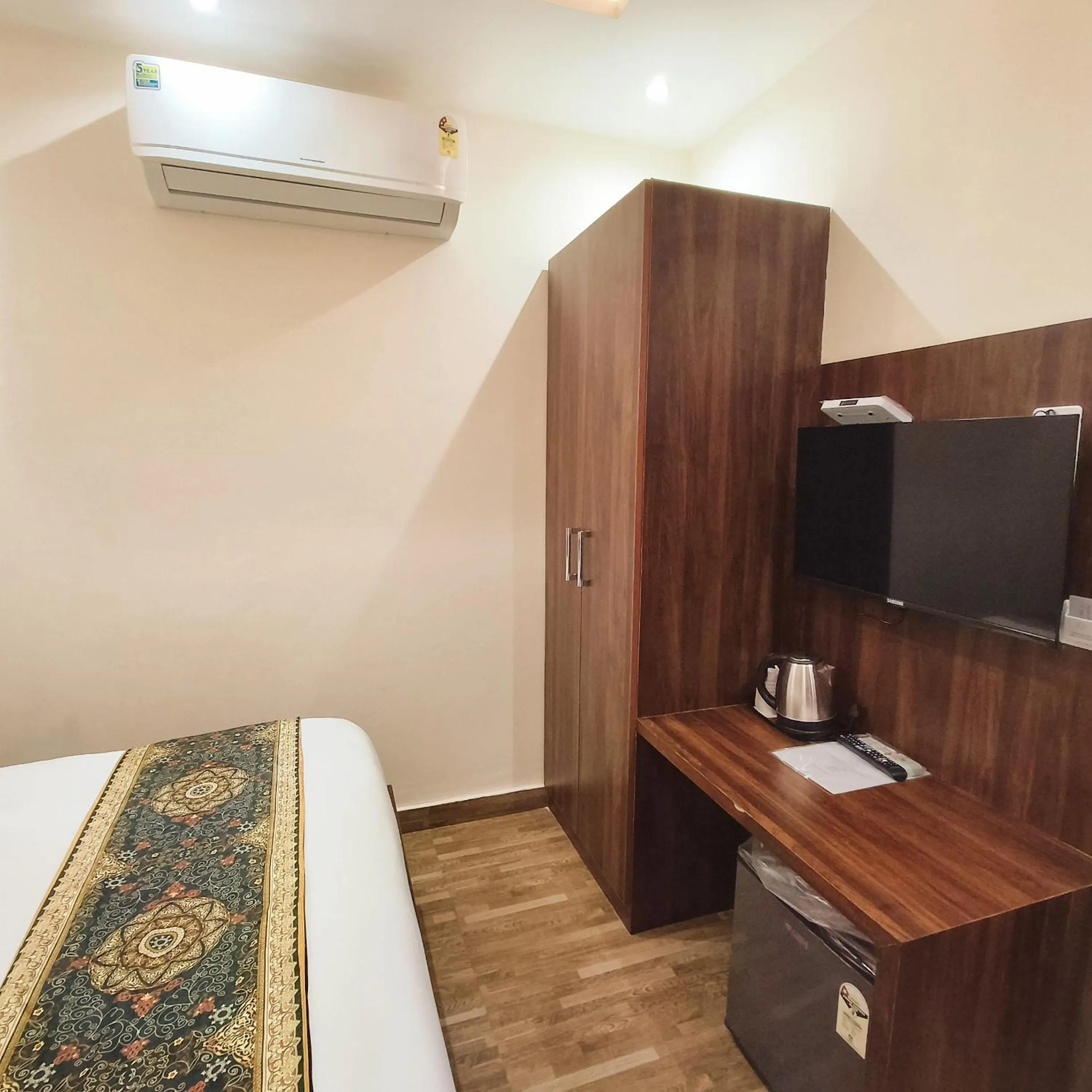 TV and multimedia in Hotel East Wood Amritsar