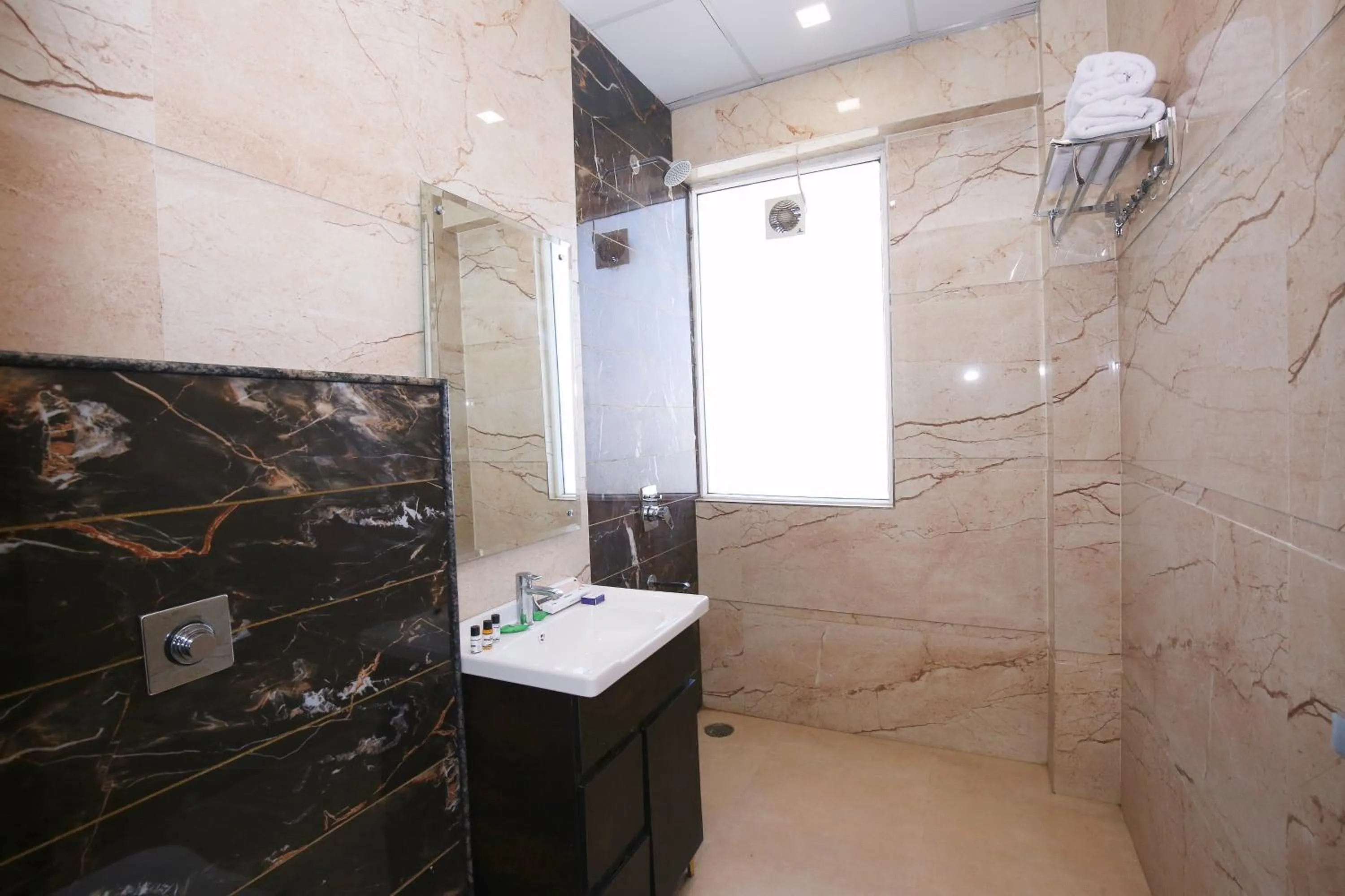 Shower in Hotel East Wood Amritsar