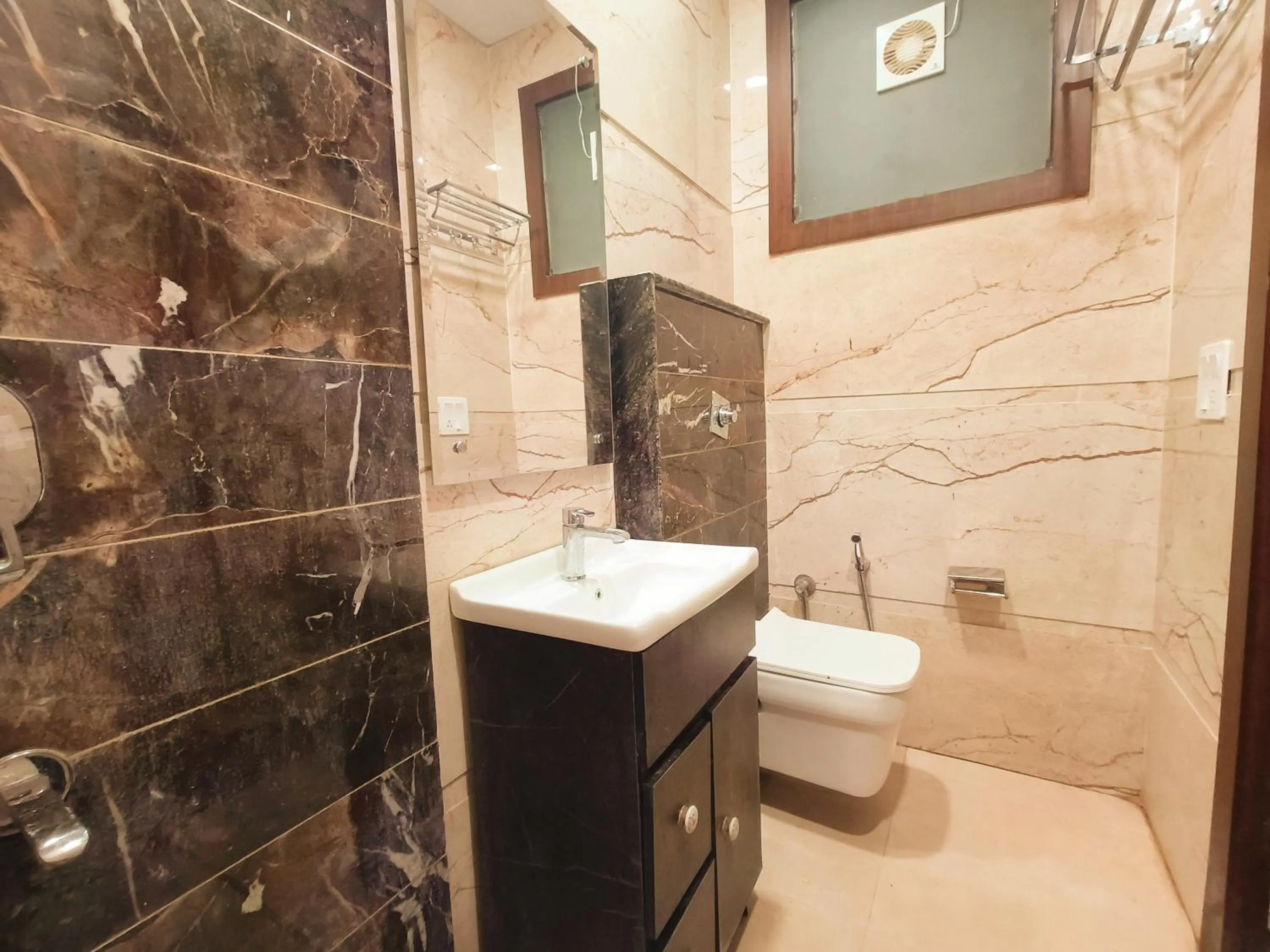 Shower in Hotel East Wood Amritsar