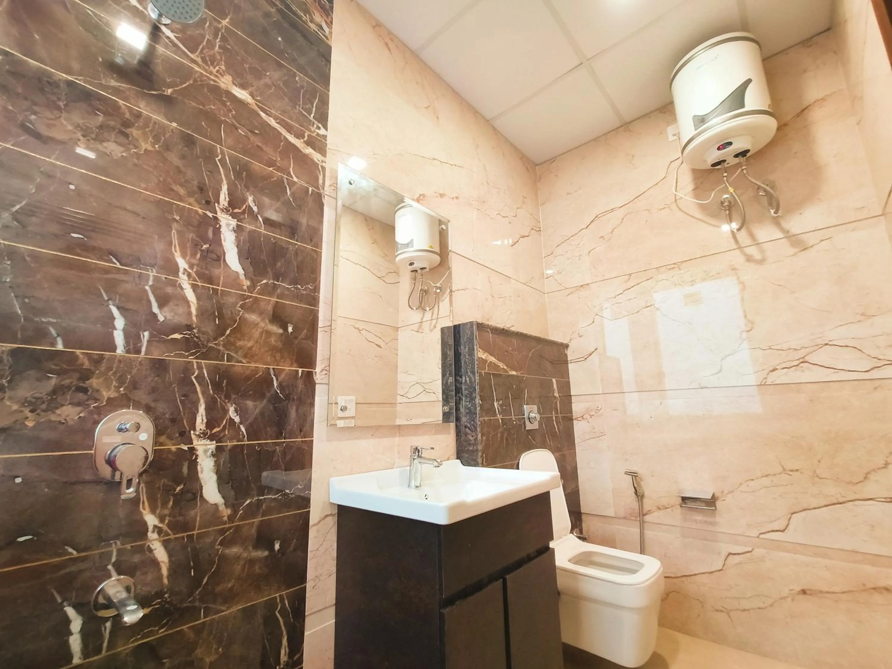 Shower in Hotel East Wood Amritsar