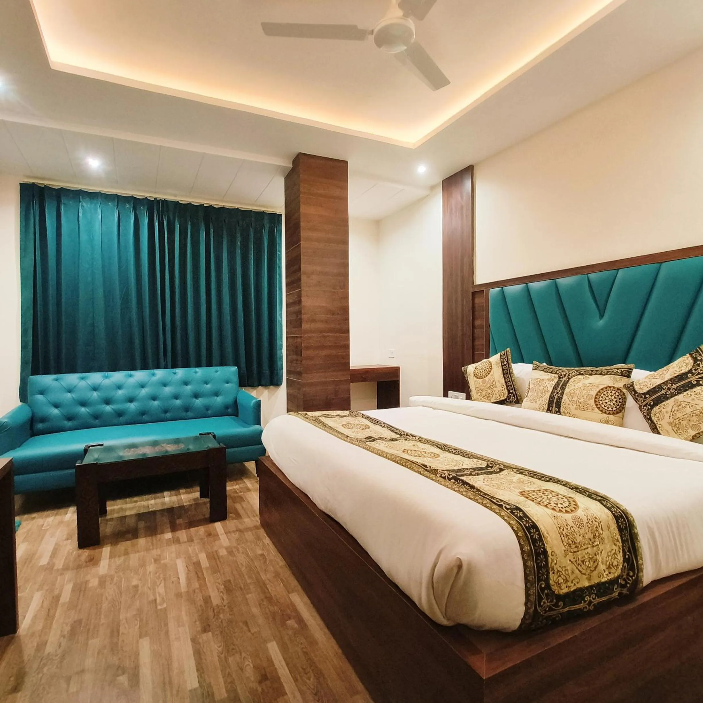 Bed in Hotel East Wood Amritsar