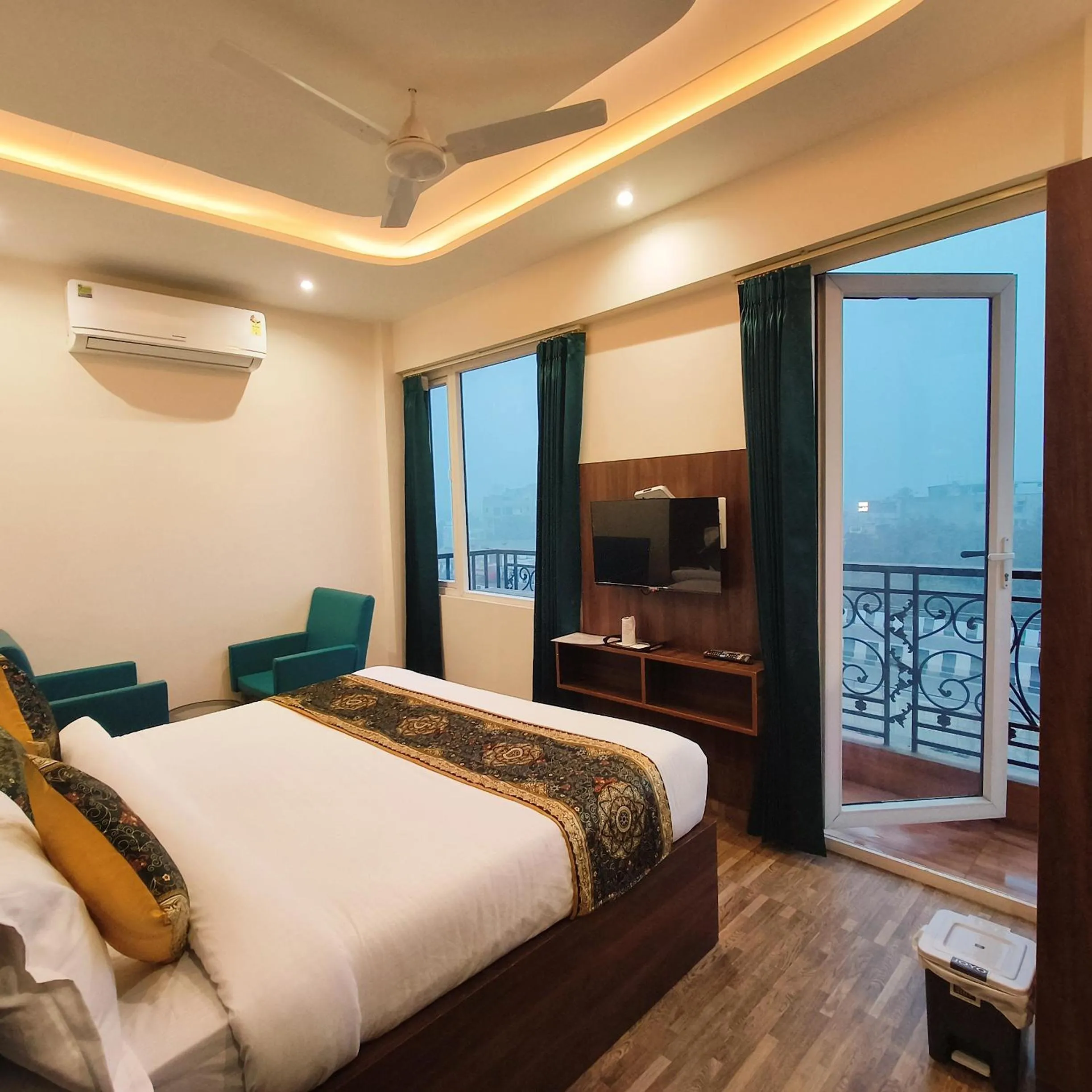 Bed in Hotel East Wood Amritsar