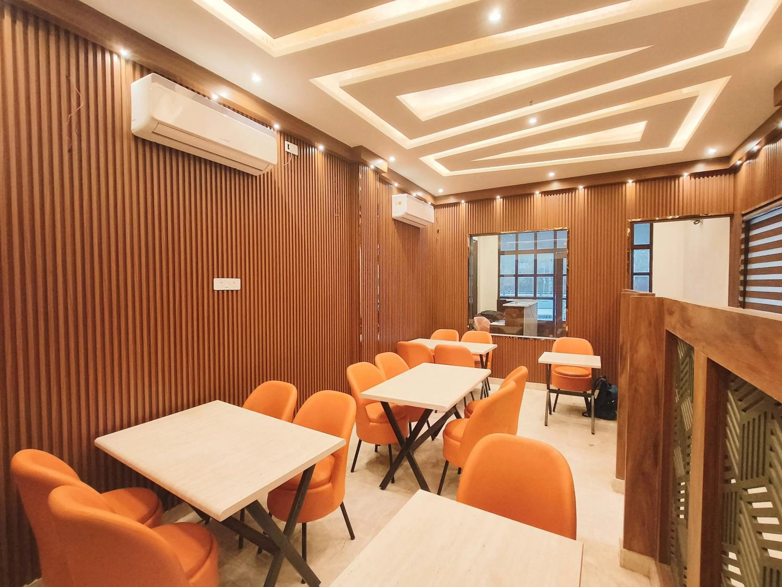 Restaurant/places to eat in Hotel East Wood Amritsar