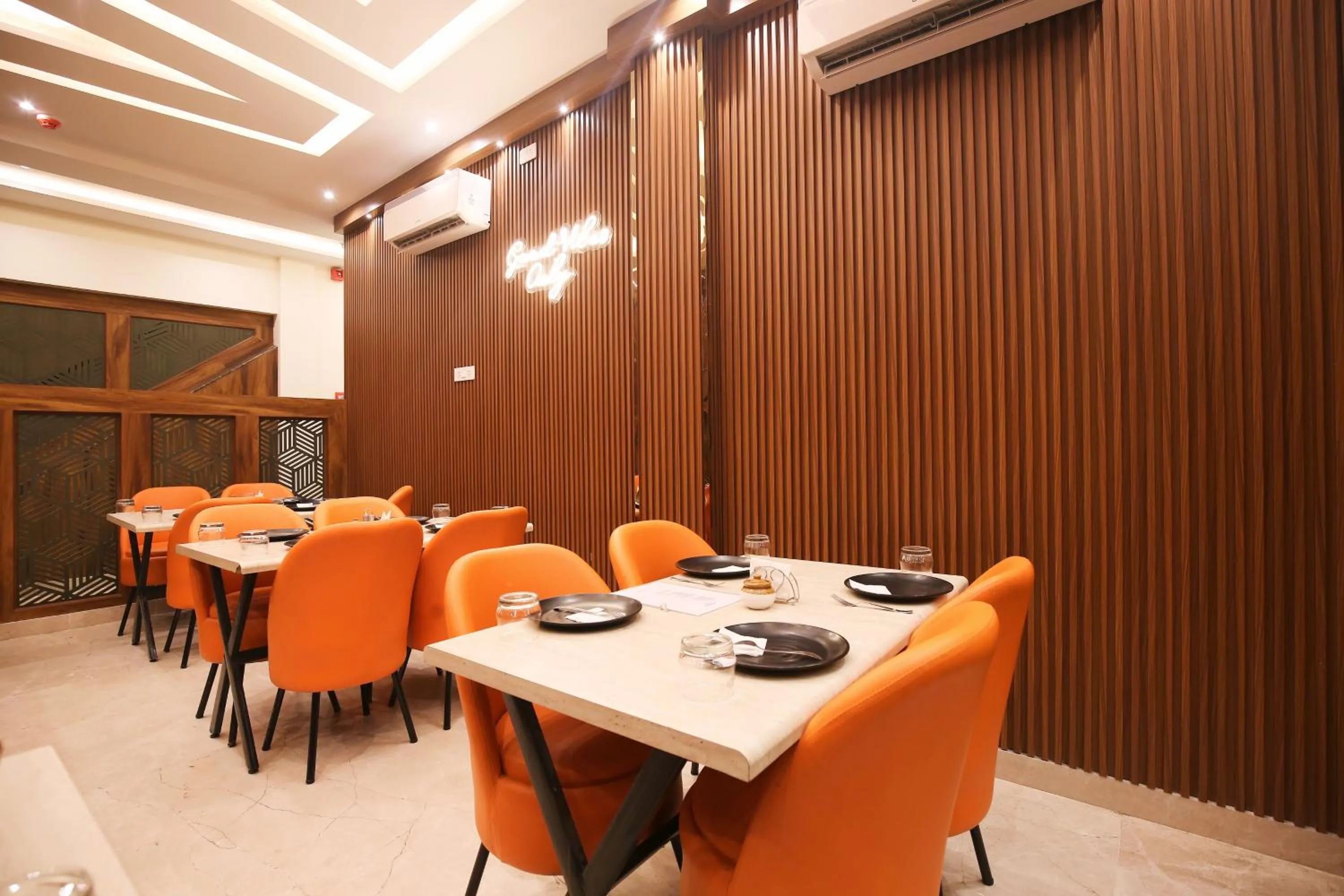 Restaurant/places to eat in Hotel East Wood Amritsar