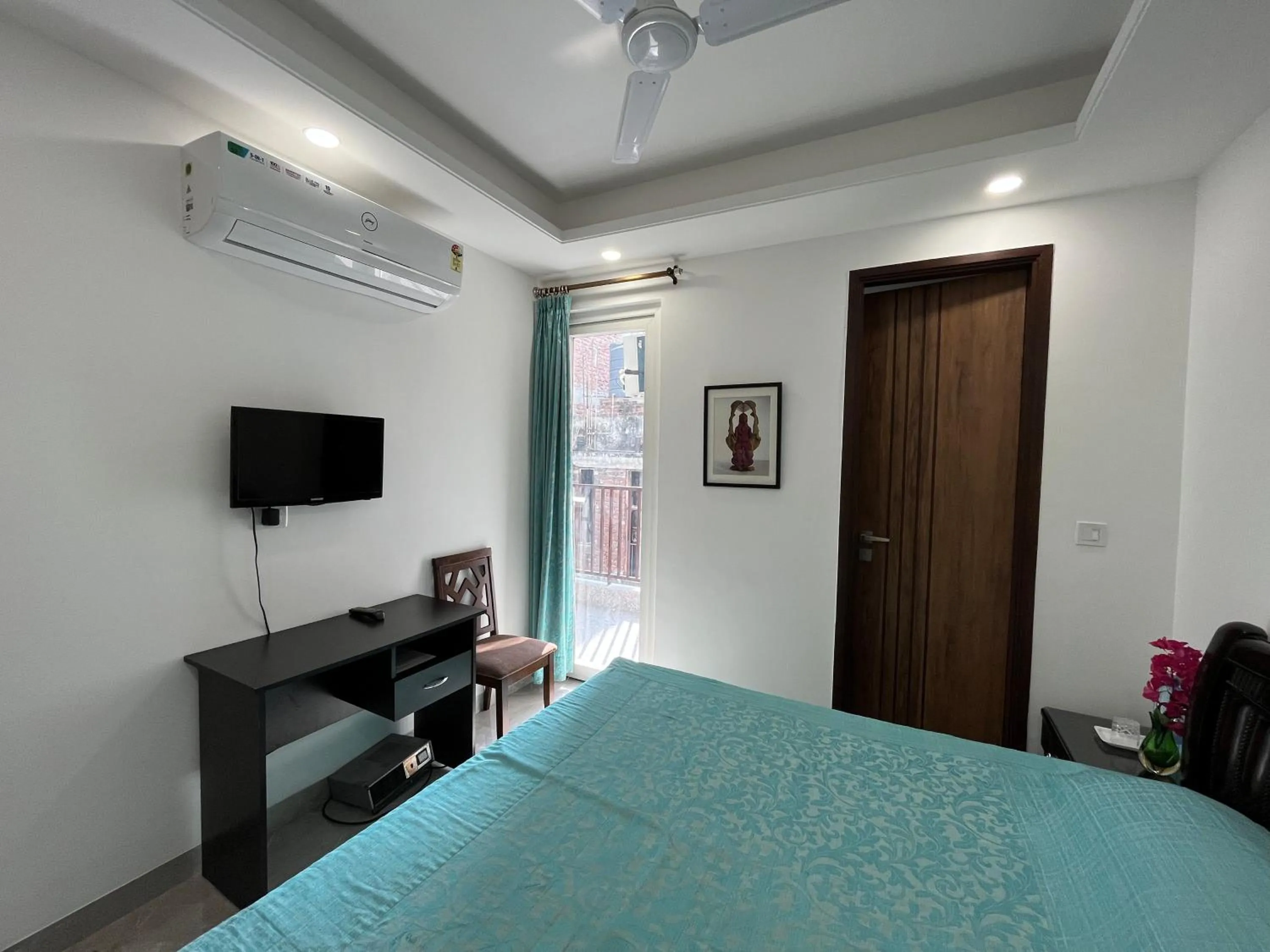 Fully Furnished Comfortable Rooms in Hauz Khas - Woodpecker Apartments