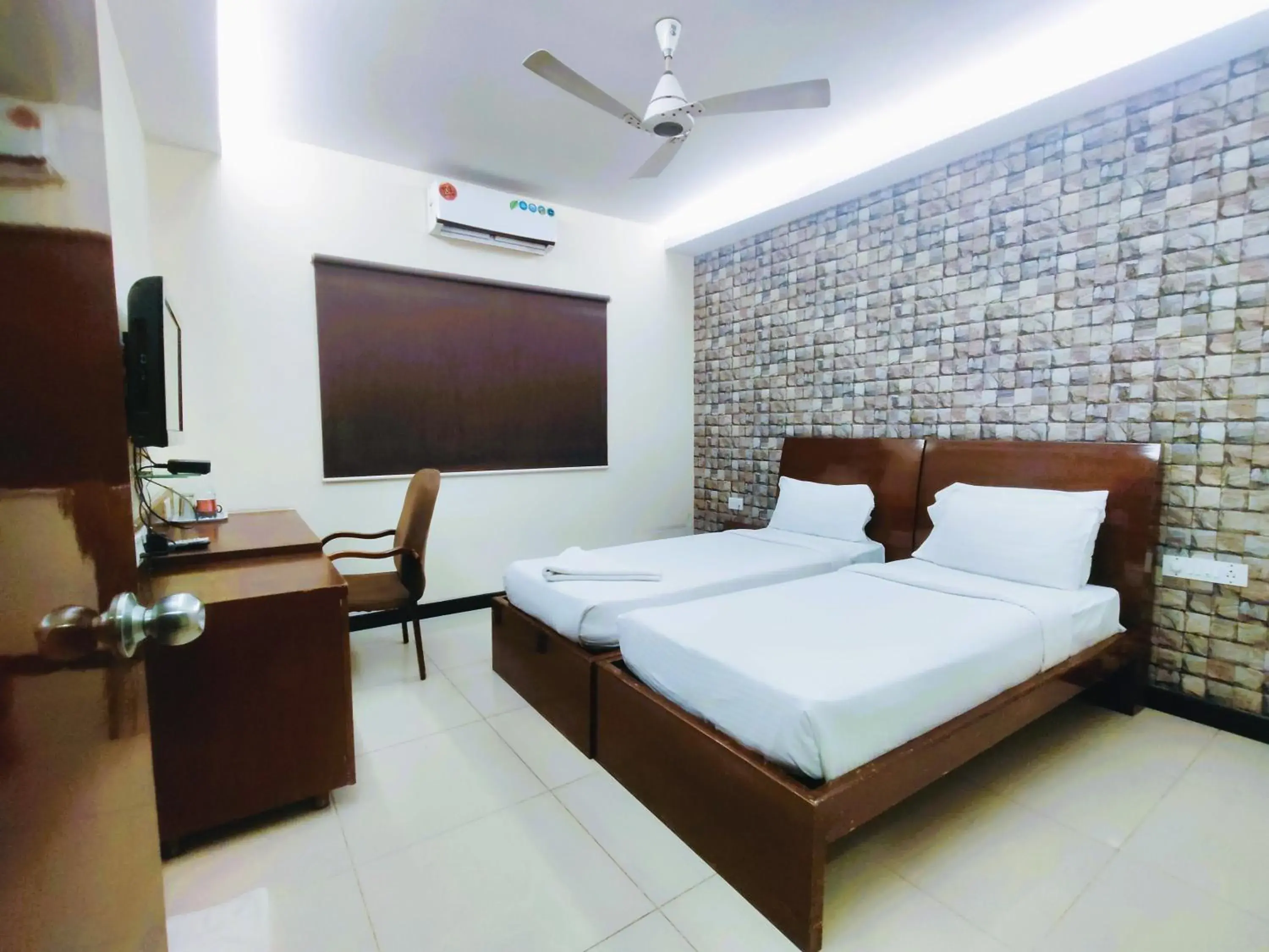 Double or Twin Room in Athasri Hotel Infantry Road Double or Twin Room in Athasri Hotel Infantry Road