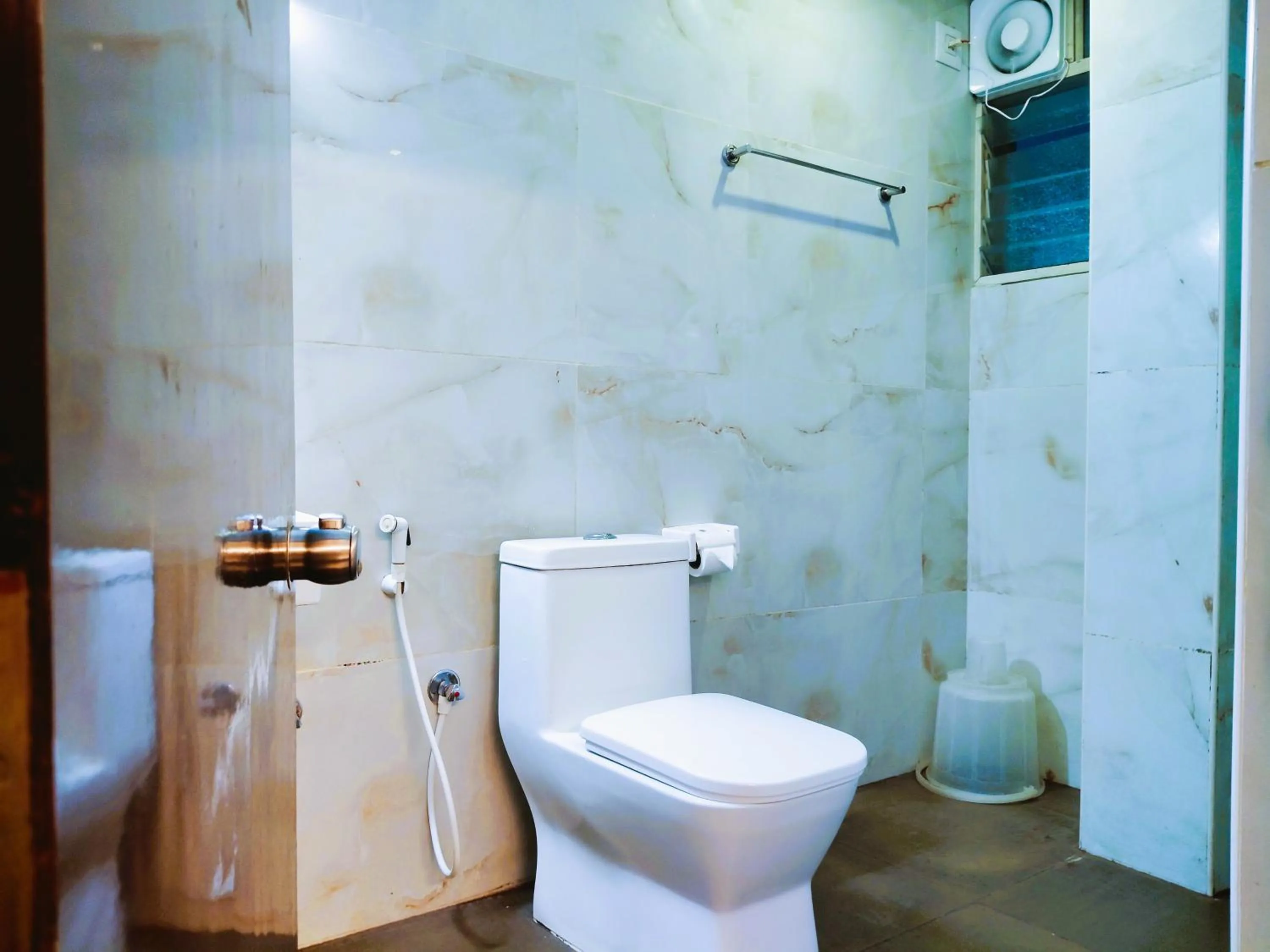 Shower in Athasri Hotel Infantry Road