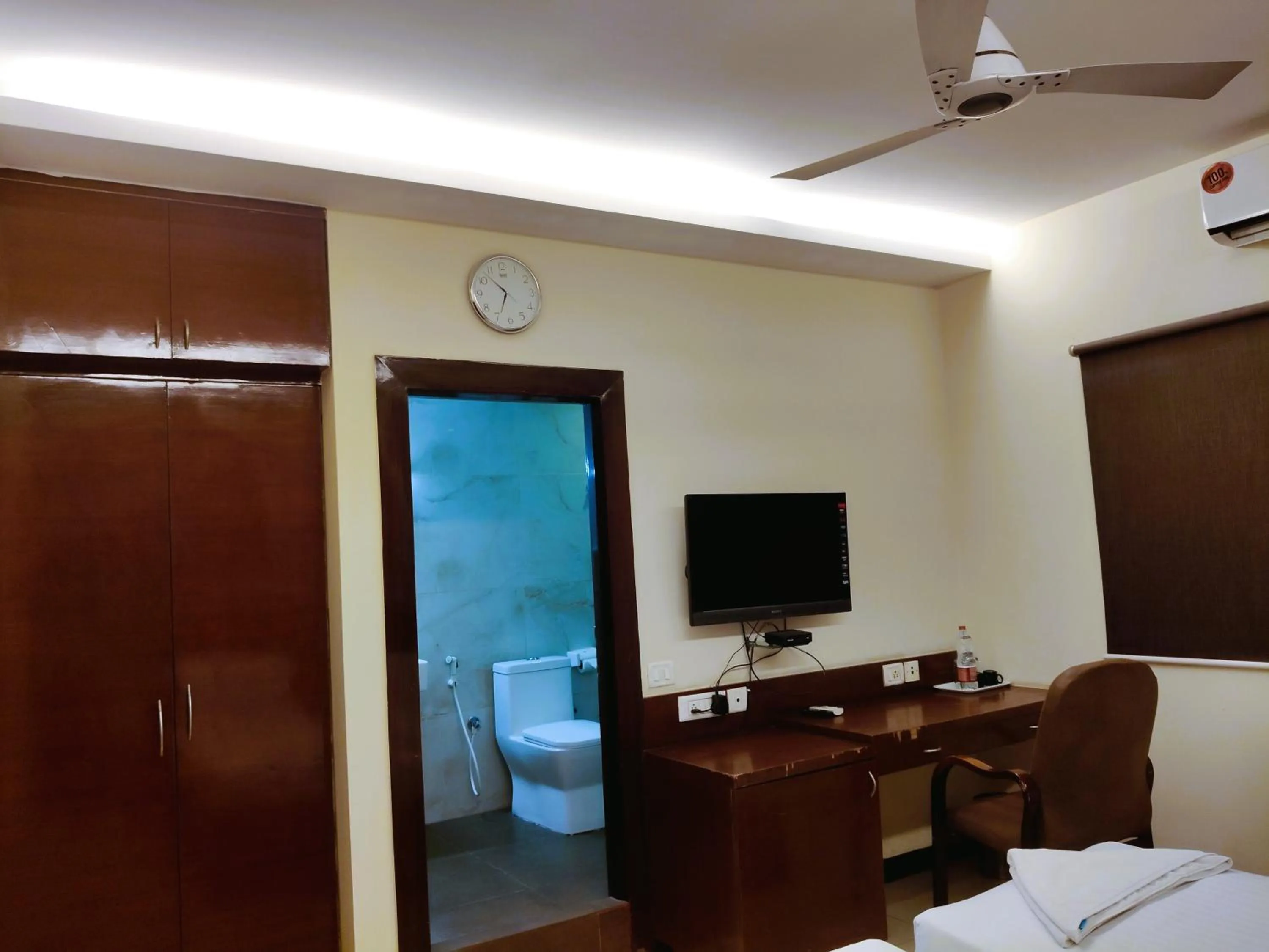 Communal lounge/ TV room in Athasri Hotel Infantry Road