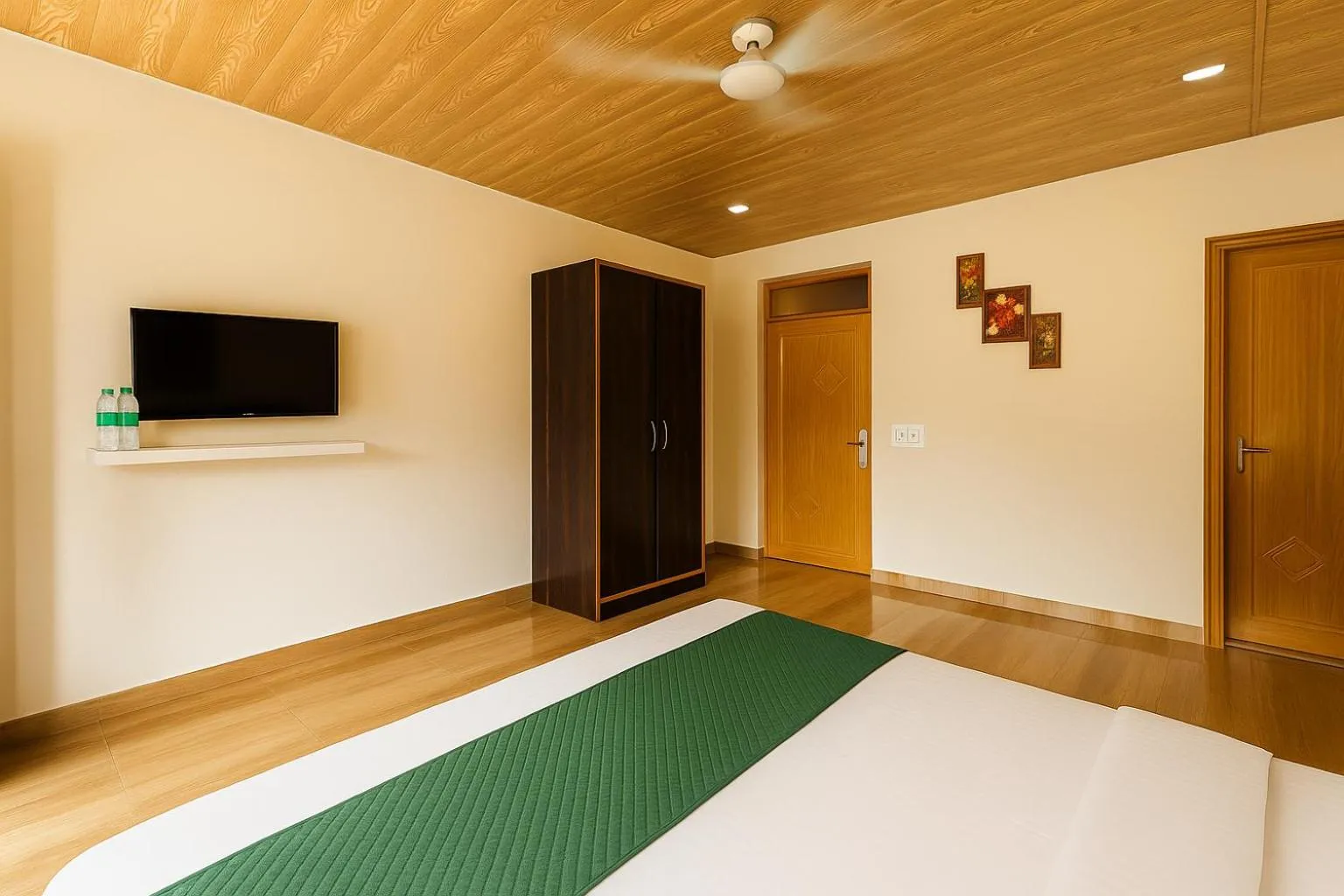 Bed in Hotel Shiva Lake - Near Mussoorie Lake