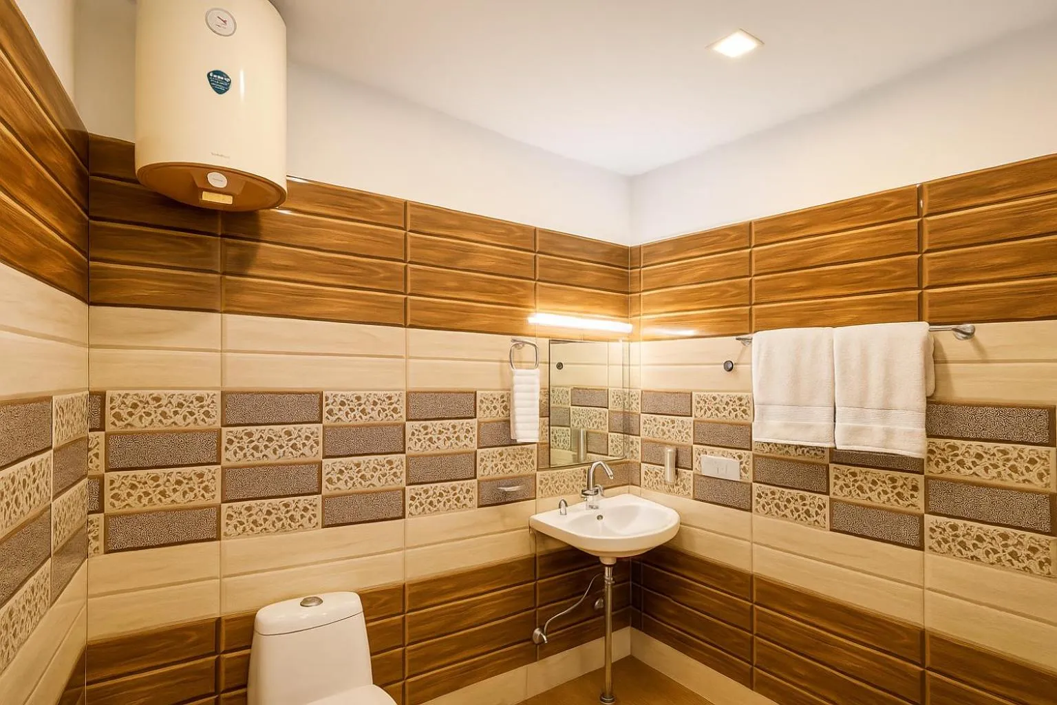 Shower in Hotel Shiva Lake - Near Mussoorie Lake