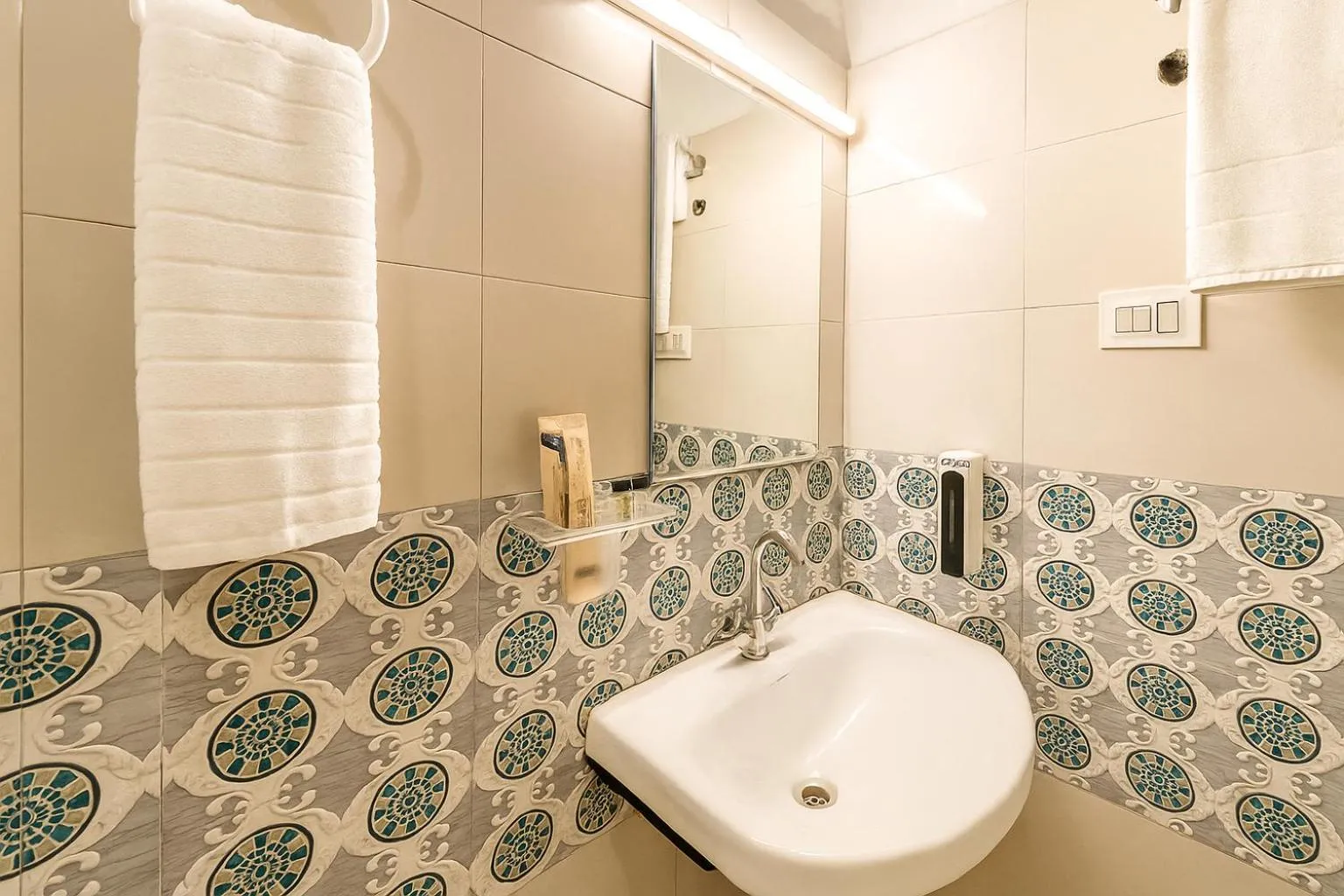 Shower in Hotel Shiva Lake - Near Mussoorie Lake