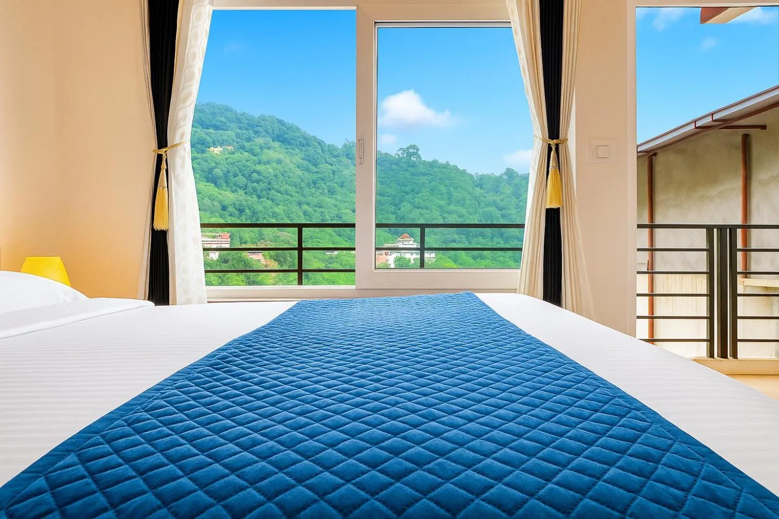 Bed in Hotel Shiva Lake - Near Mussoorie Lake