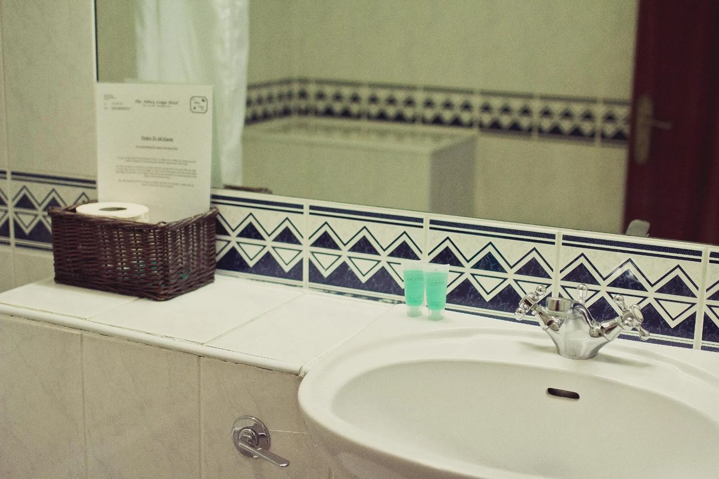 Bathroom in Abbey Lodge Hotel