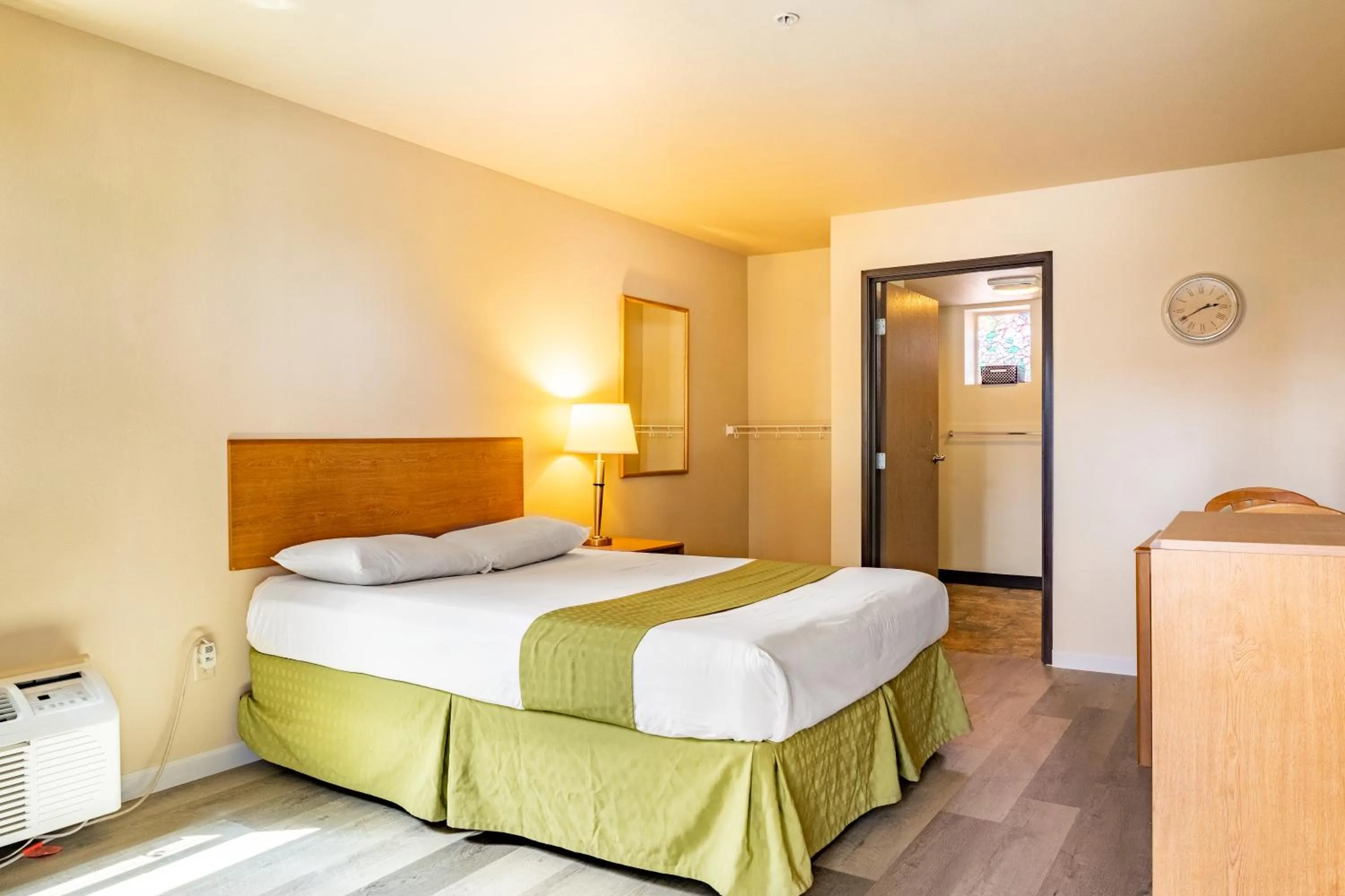 Photo of the whole room, Bed in City Inn