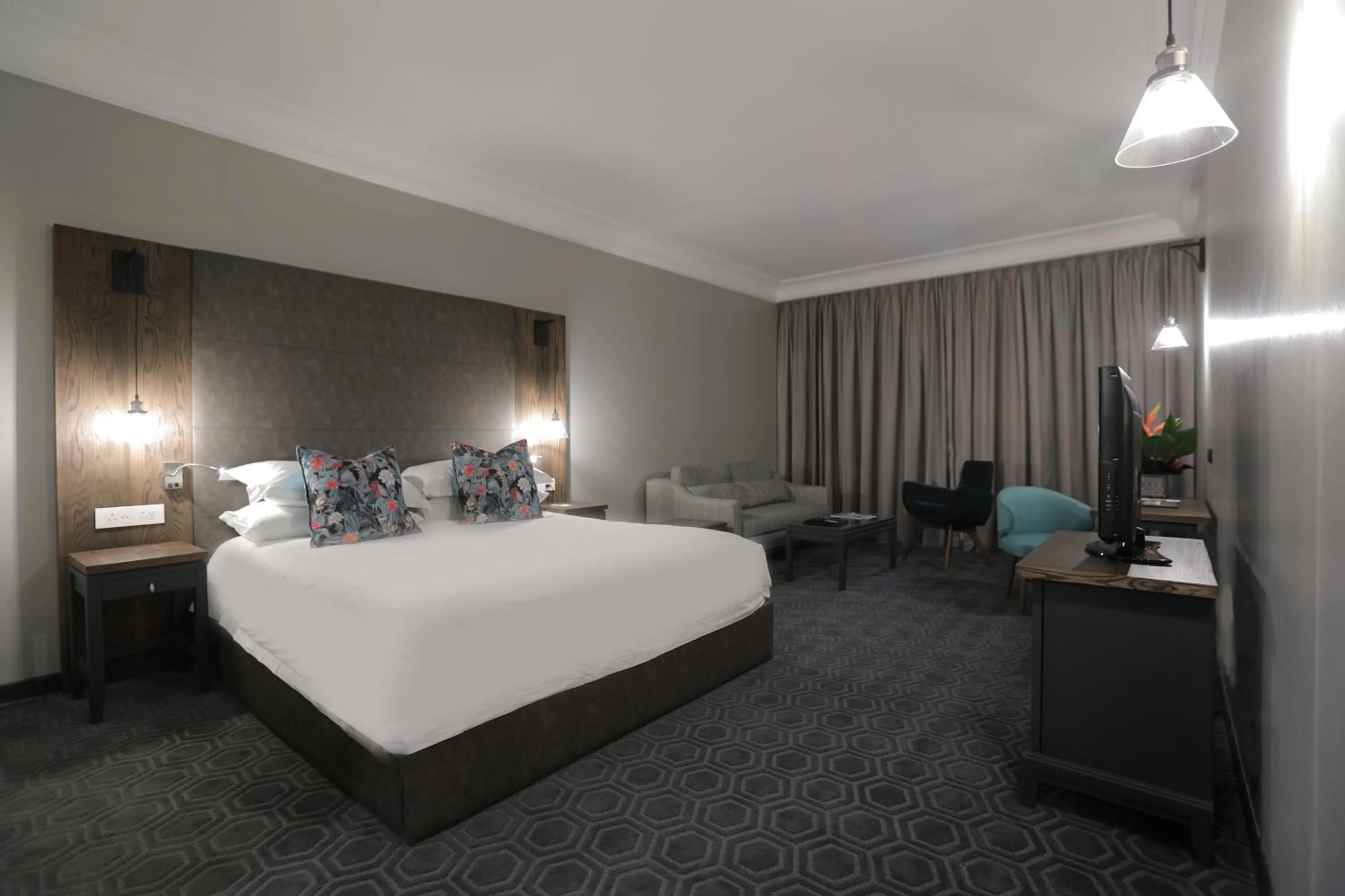 Bedroom, Bed in Fiesta Royale Hotel