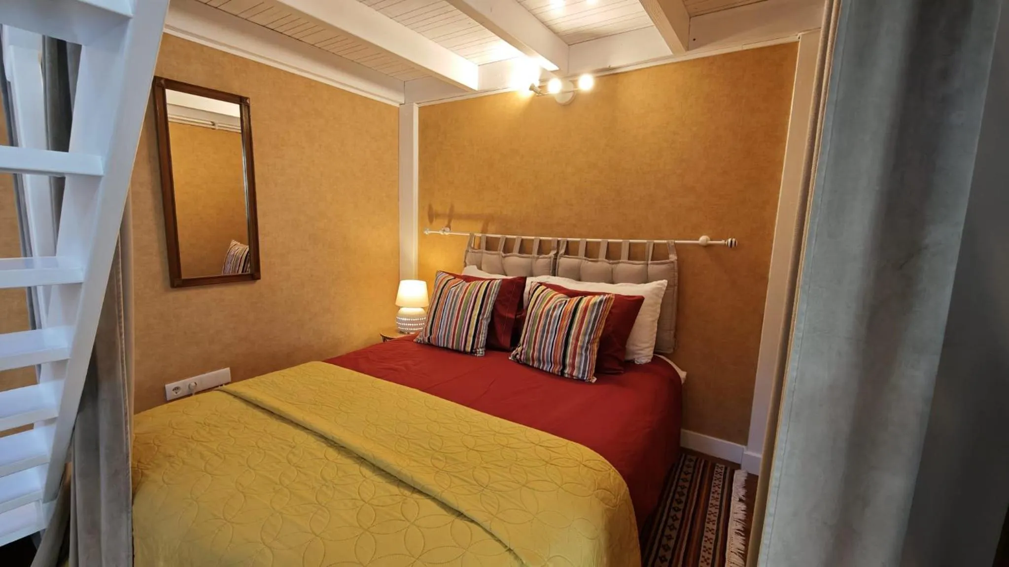 Bed in Studios with Mezzanine Rua da Moeda