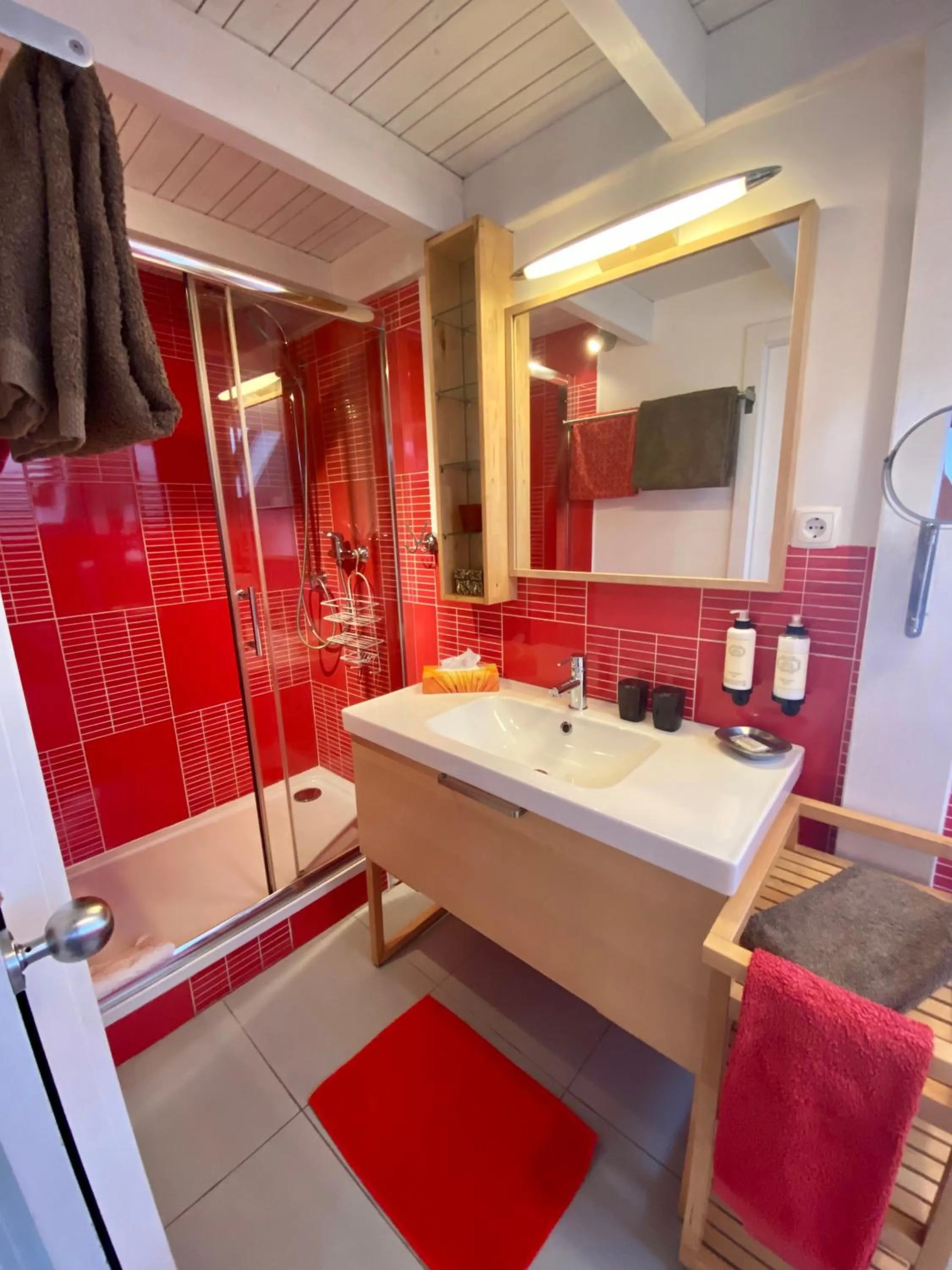 Shower in Studios with Mezzanine Rua da Moeda