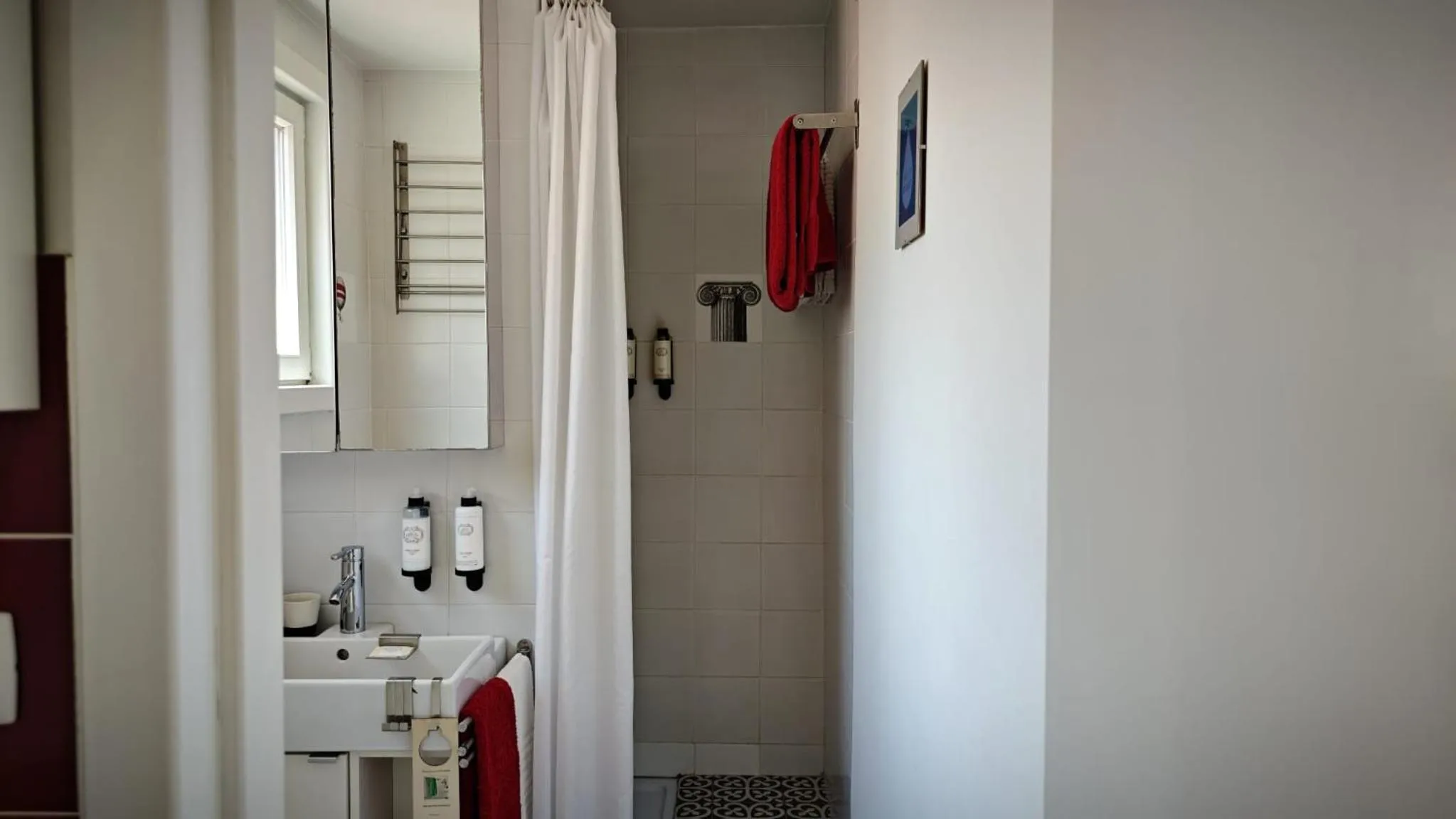 Shower in Studios with Mezzanine Rua da Moeda