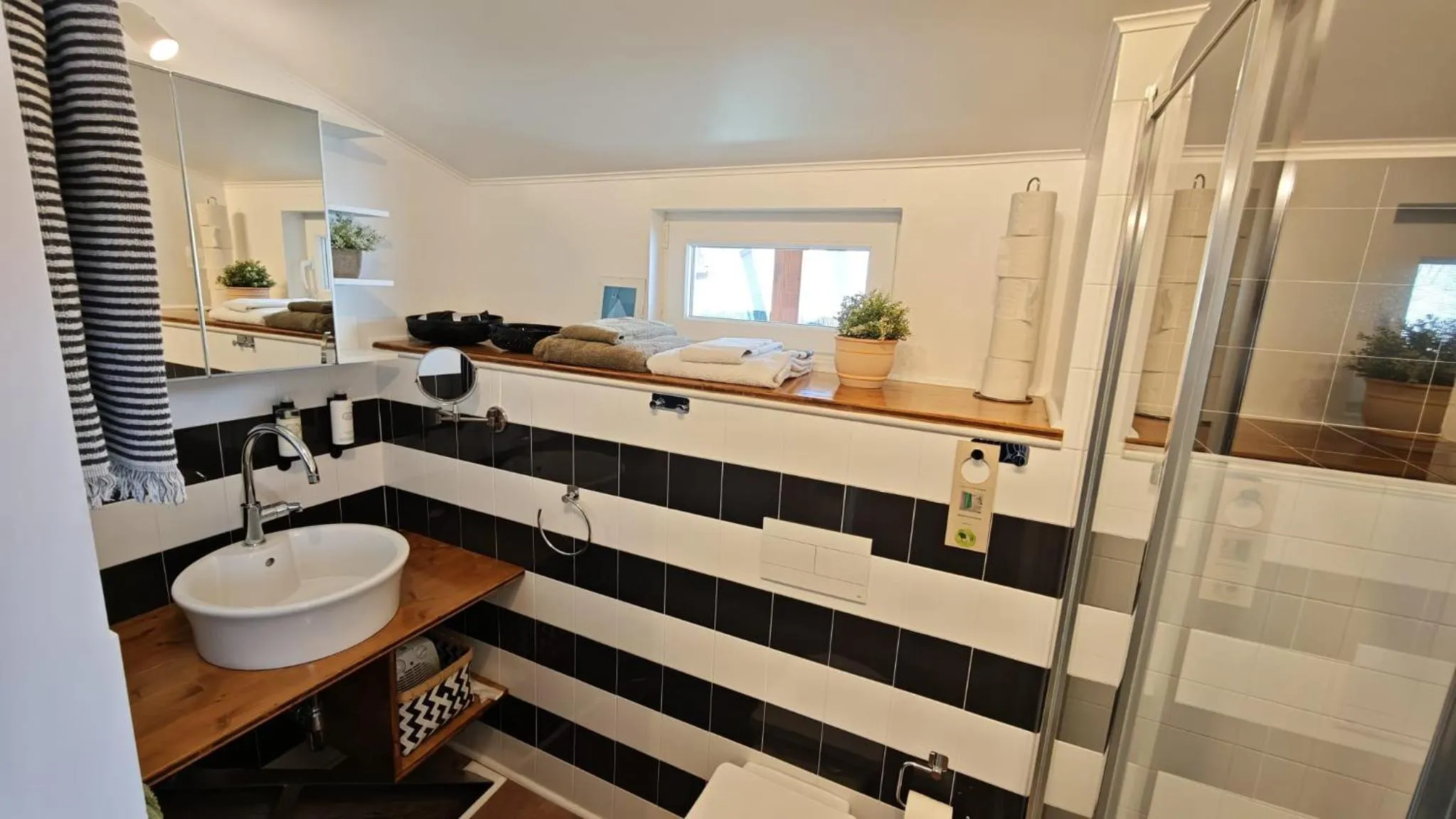 Shower in Studios with Mezzanine Rua da Moeda