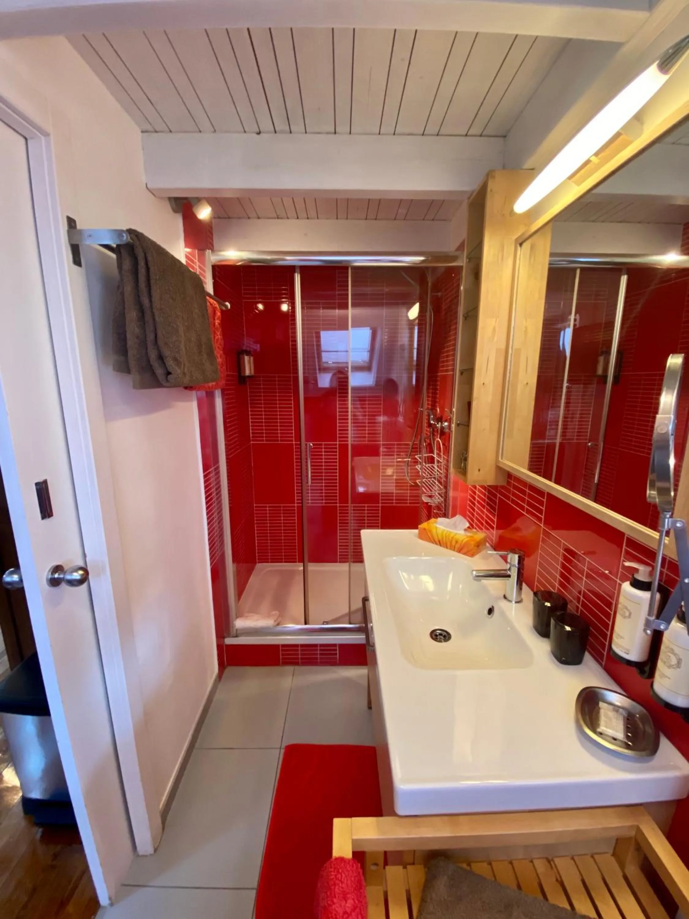 Shower in Studios with Mezzanine Rua da Moeda