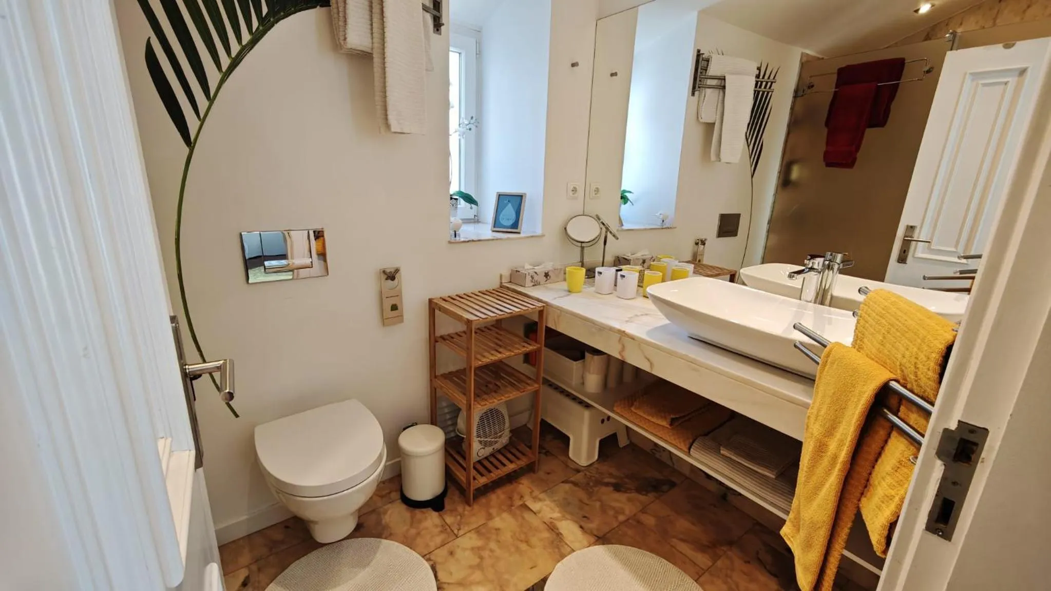 Shower in Studios with Mezzanine Rua da Moeda