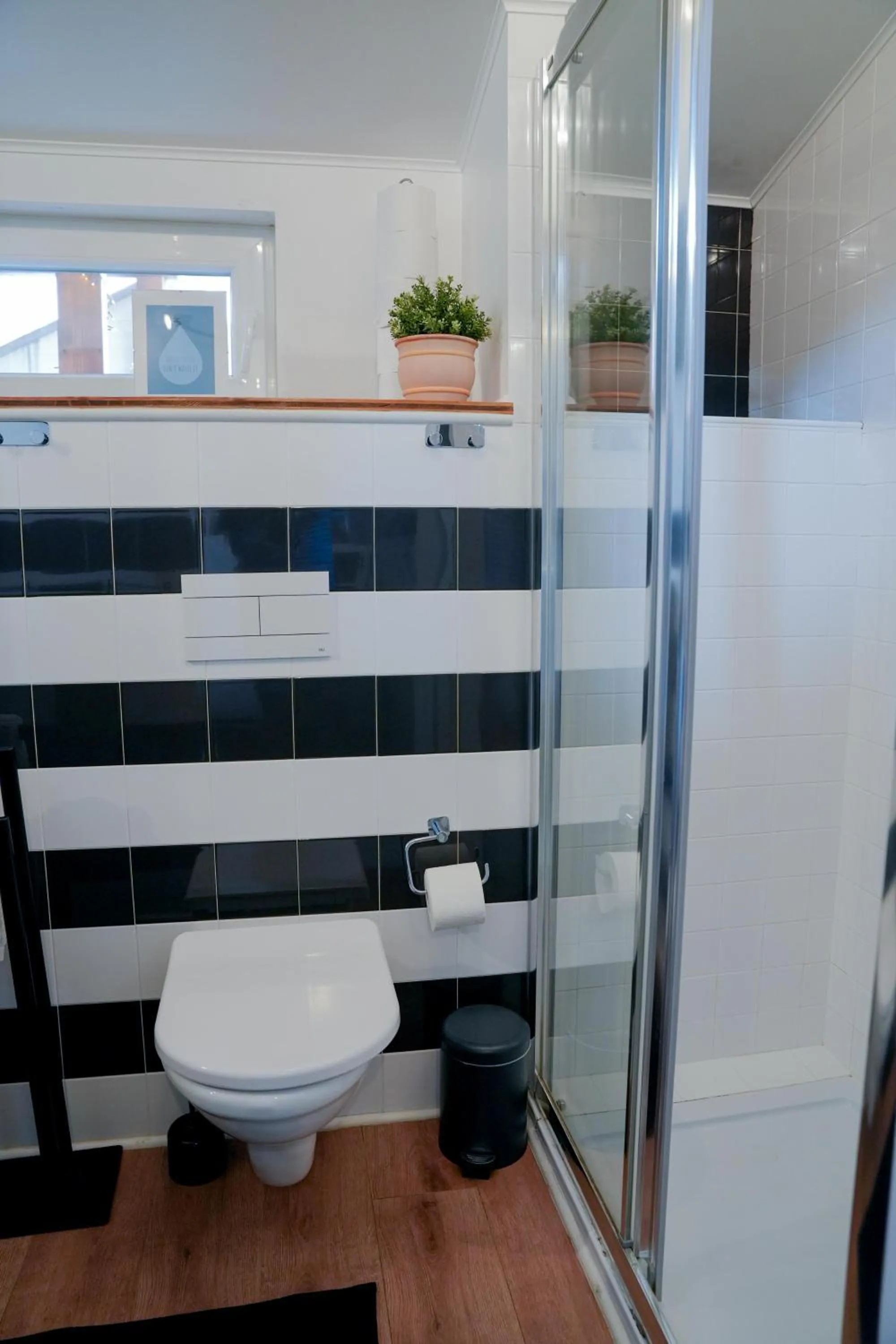 Shower in Studios with Mezzanine Rua da Moeda