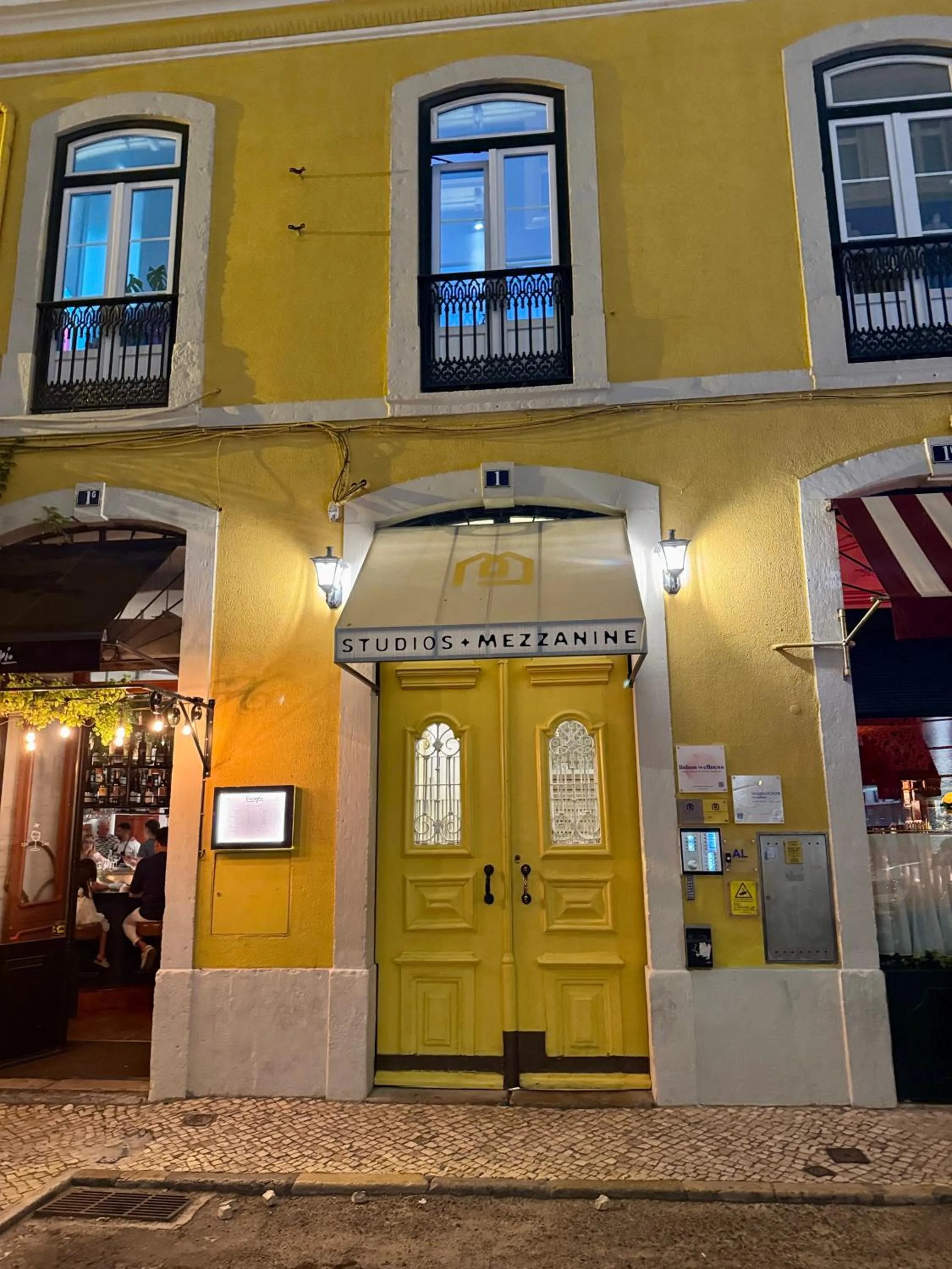 Property building in Studios with Mezzanine Rua da Moeda