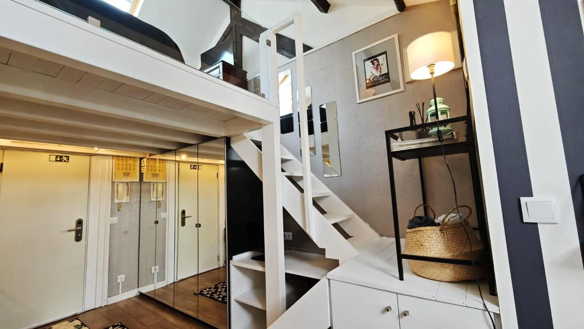 wardrobe in Studios with Mezzanine Rua da Moeda