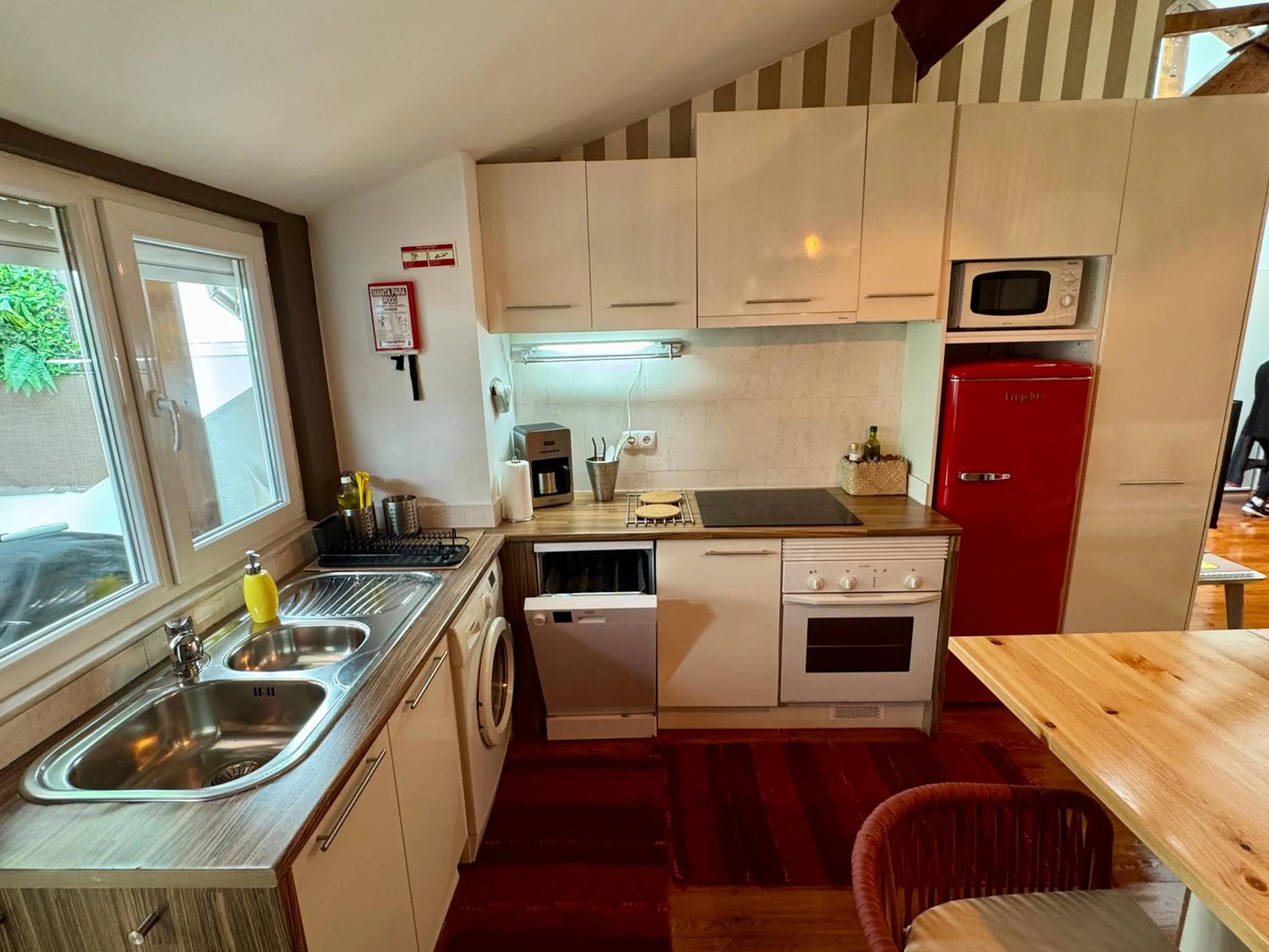 Kitchen or kitchenette in Studios with Mezzanine Rua da Moeda