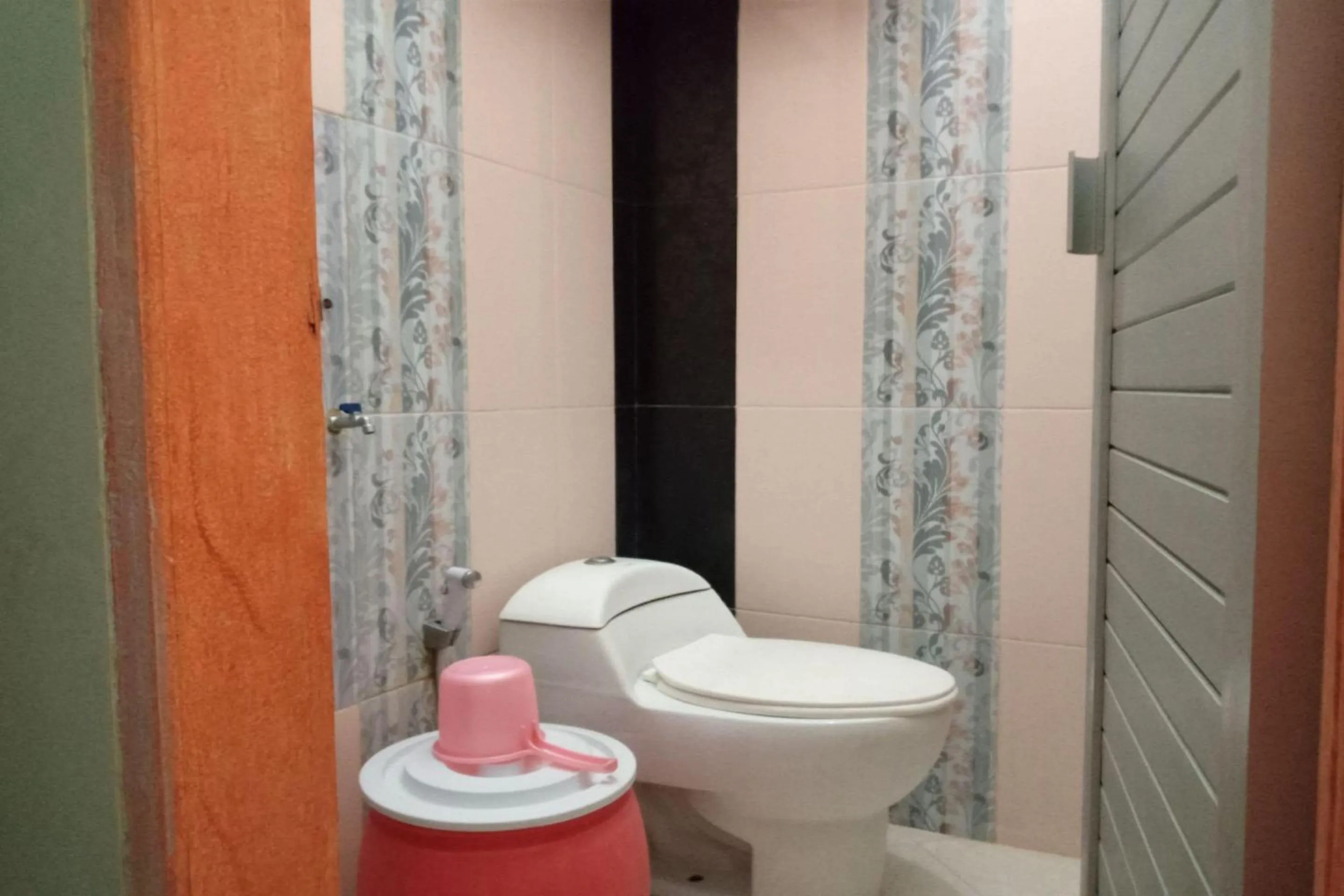 Bathroom in Hotel O Kost Nian Syariah Near SPBU Pertamina 74.91657 Mattirotasi Sidrap