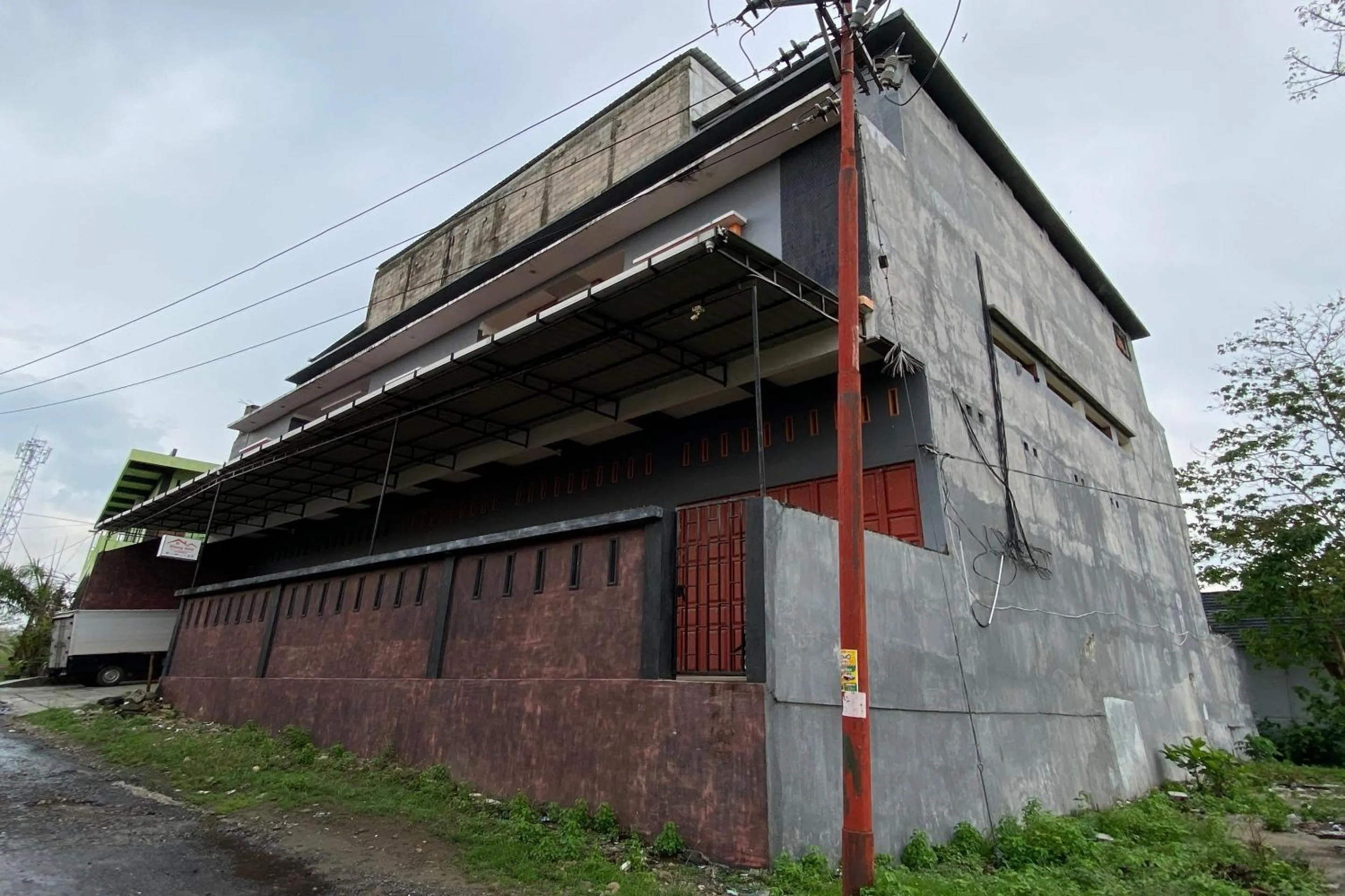 Facade/entrance in Hotel O Kost Nian Syariah Near SPBU Pertamina 74.91657 Mattirotasi Sidrap