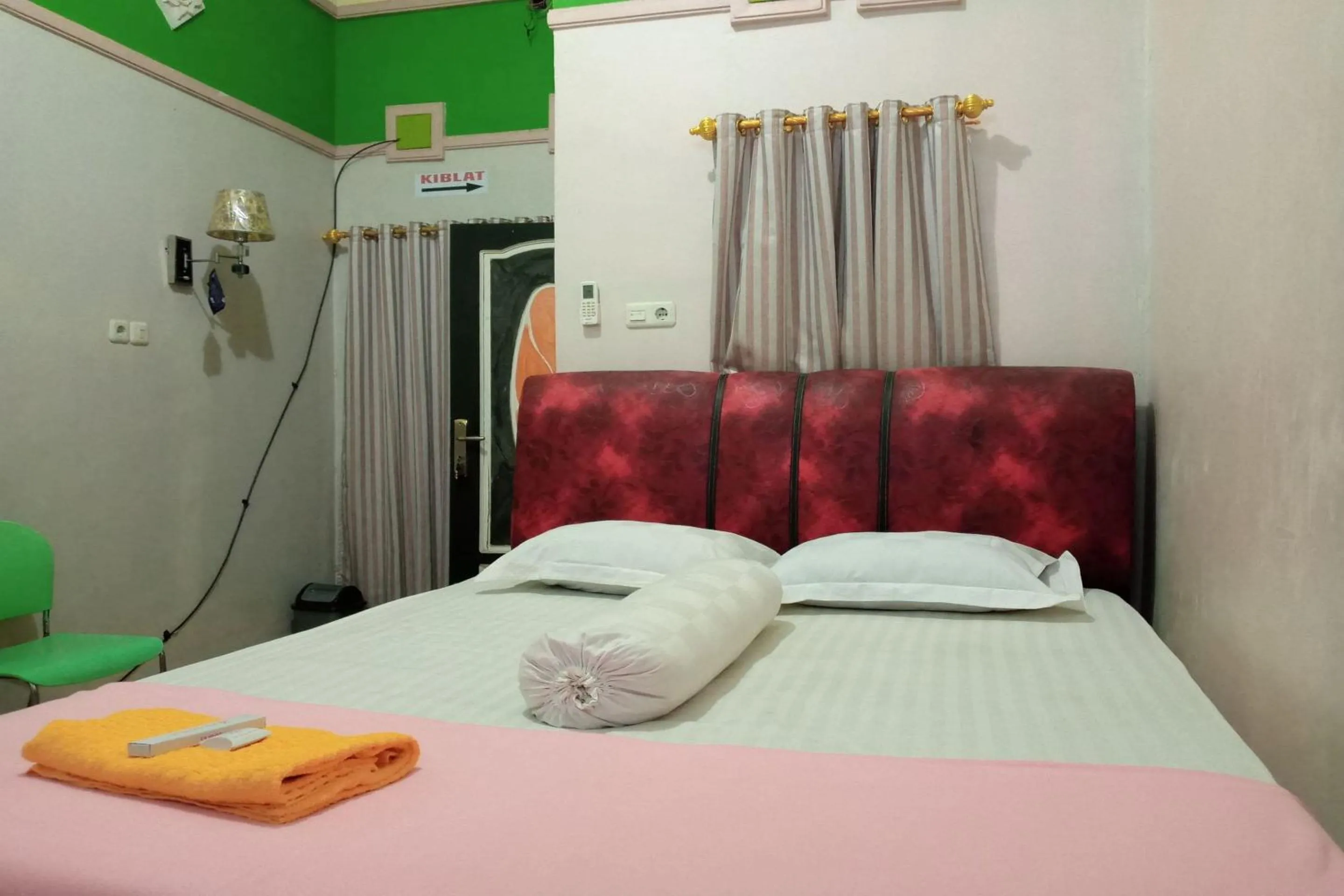 Bedroom, Bed in Hotel O Kost Nian Syariah Near SPBU Pertamina 74.91657 Mattirotasi Sidrap