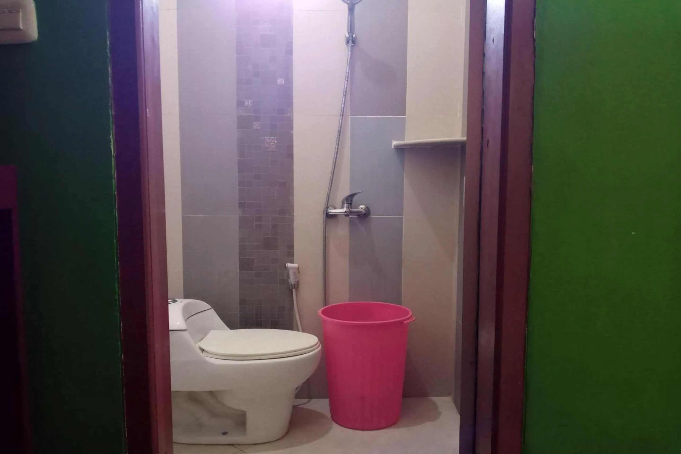 Bathroom in Hotel O Kost Nian Syariah Near SPBU Pertamina 74.91657 Mattirotasi Sidrap