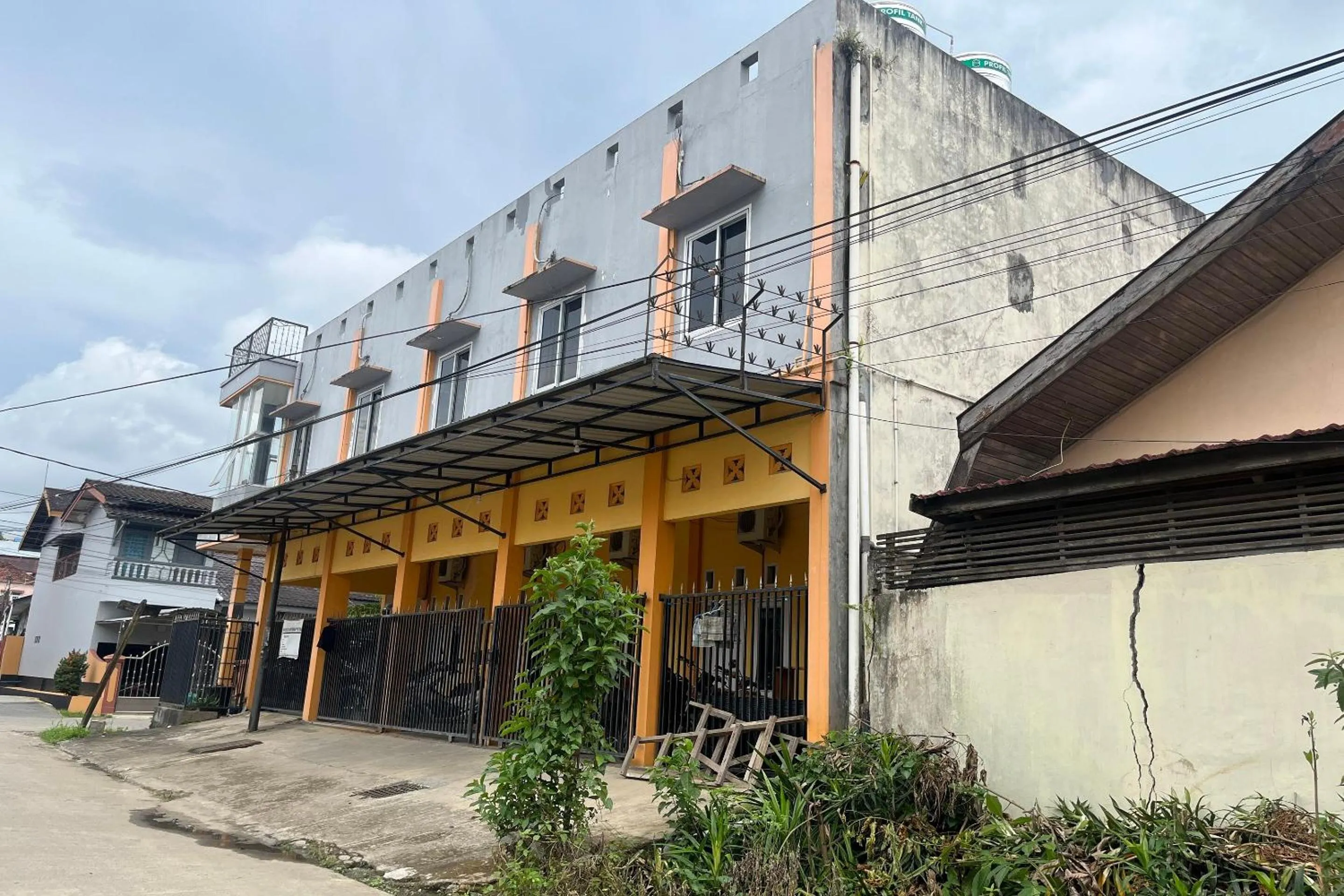 Facade/entrance in Hotel O Guest House Zidan 21