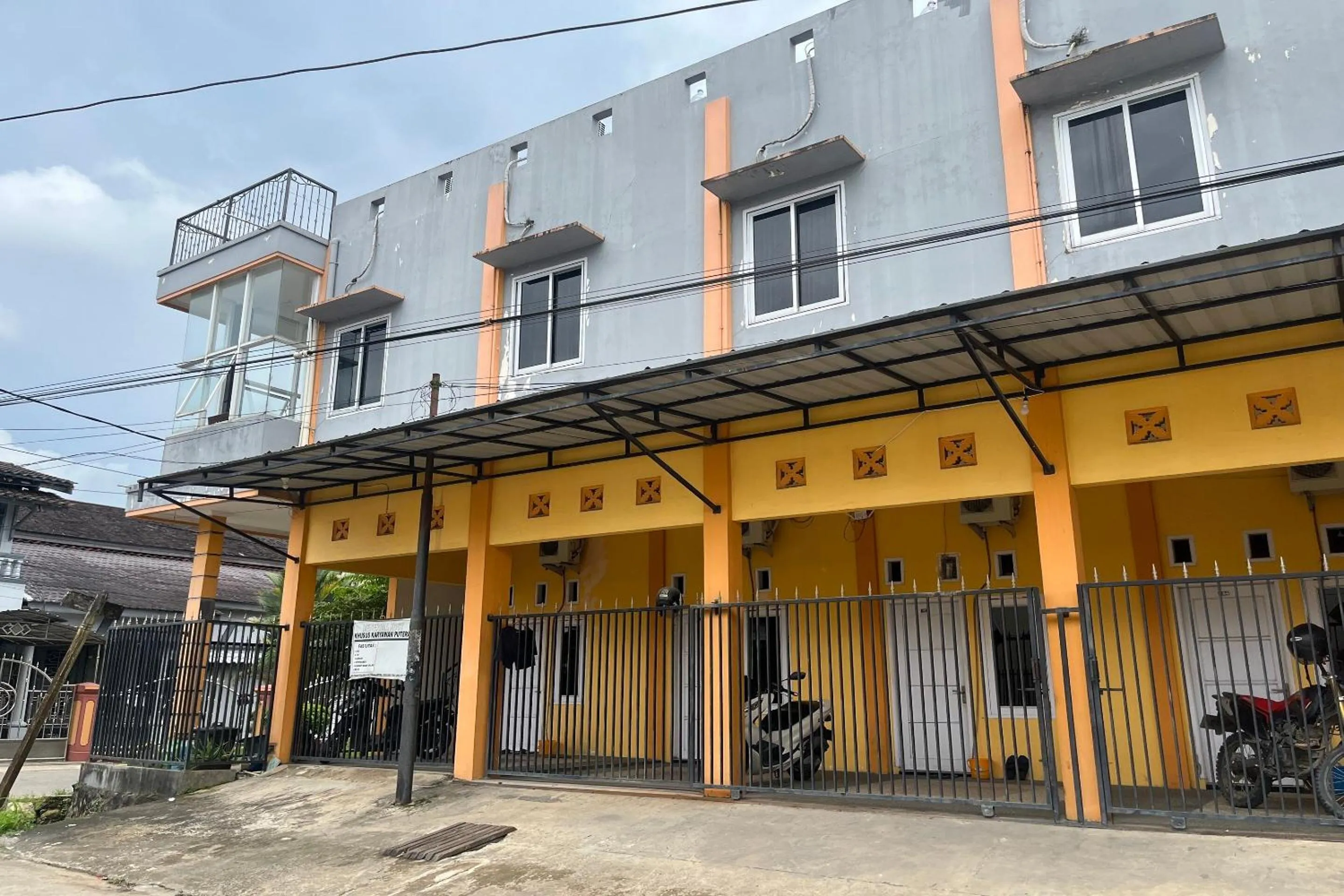 Facade/entrance in Hotel O Guest House Zidan 21