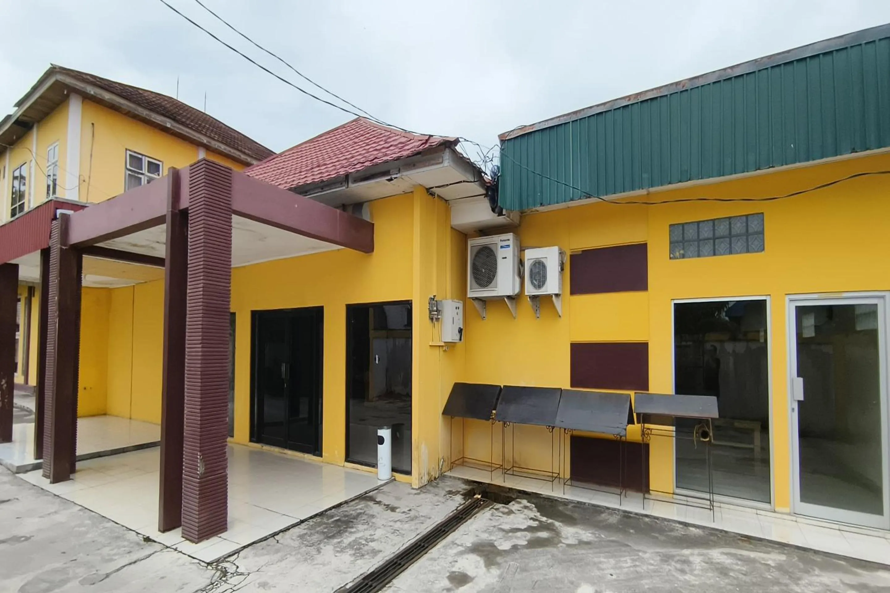 Facade/entrance in Hotel O Wisma Flamboyan NearTaman Makam Pahlawan