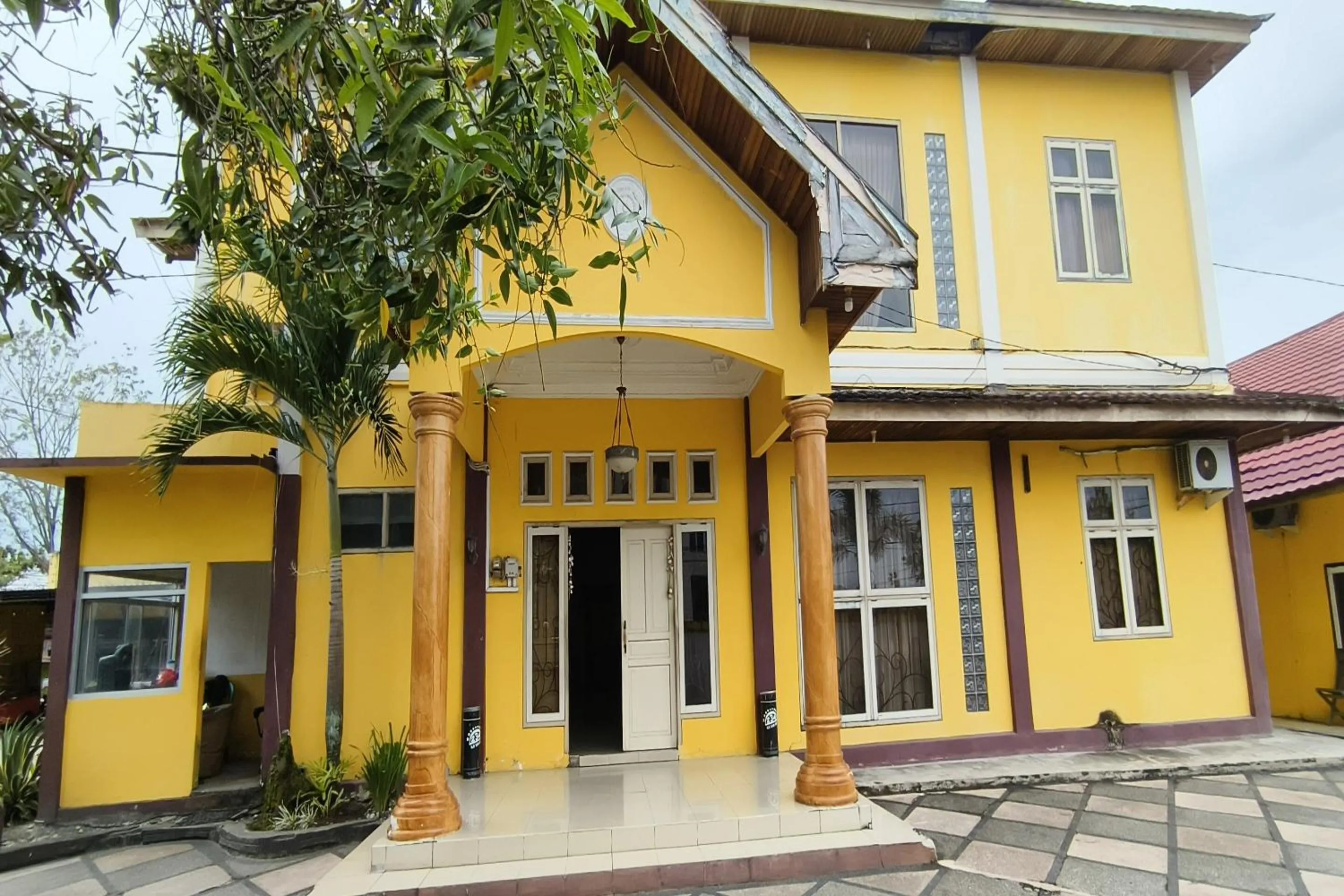 Facade/entrance in Hotel O Wisma Flamboyan NearTaman Makam Pahlawan