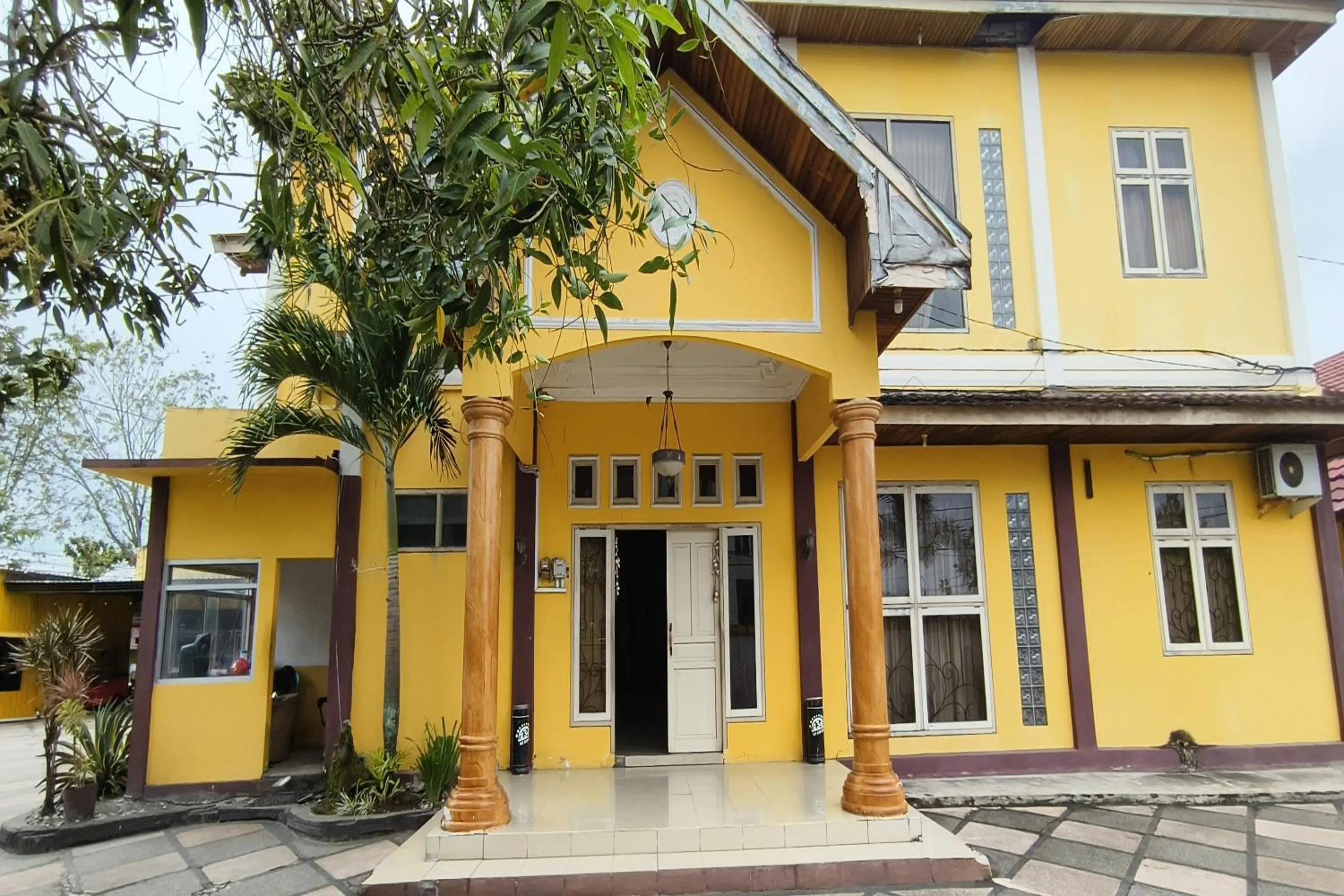 Facade/entrance in Hotel O Wisma Flamboyan NearTaman Makam Pahlawan