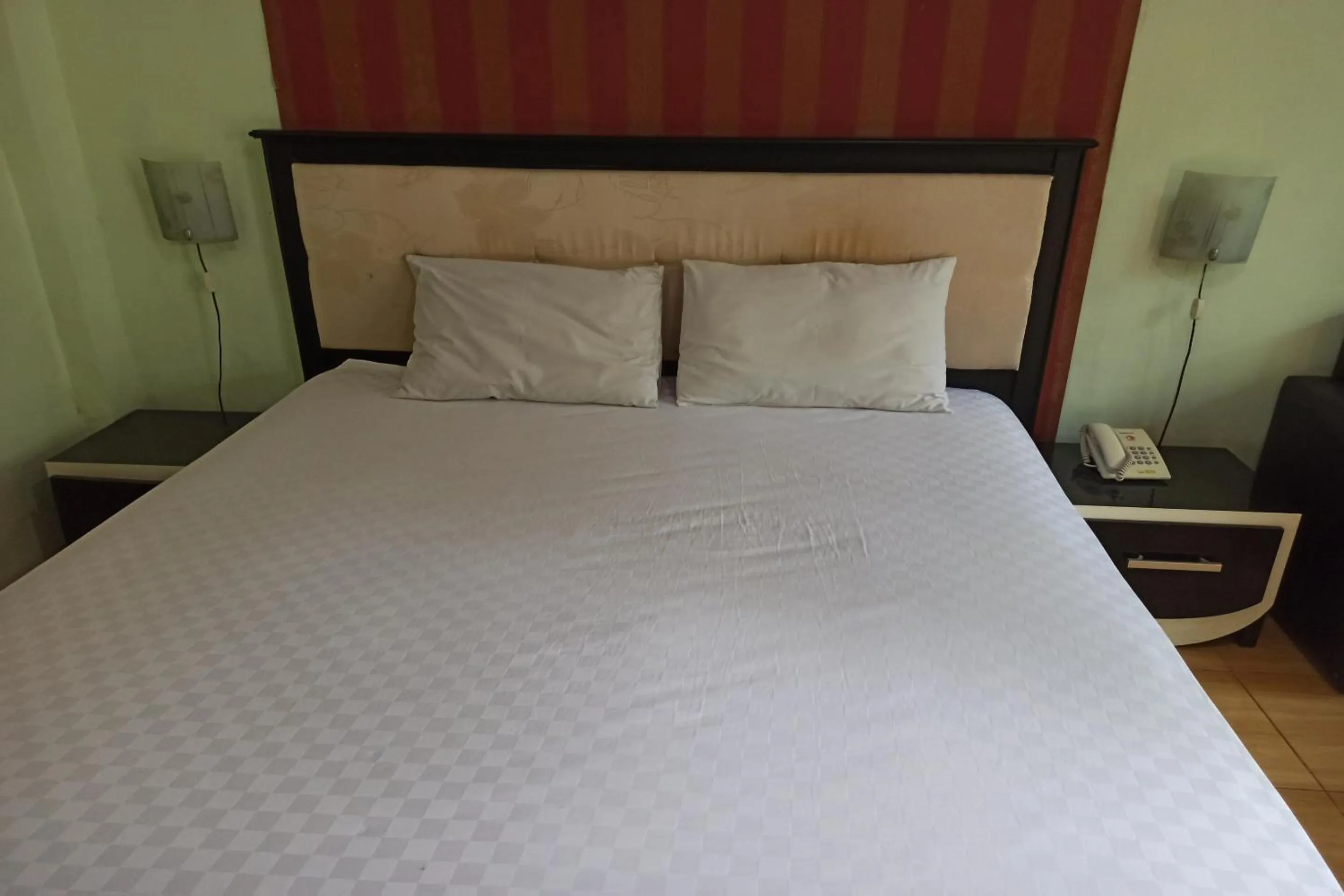 Bedroom, Bed in Hotel O Wisma Flamboyan NearTaman Makam Pahlawan