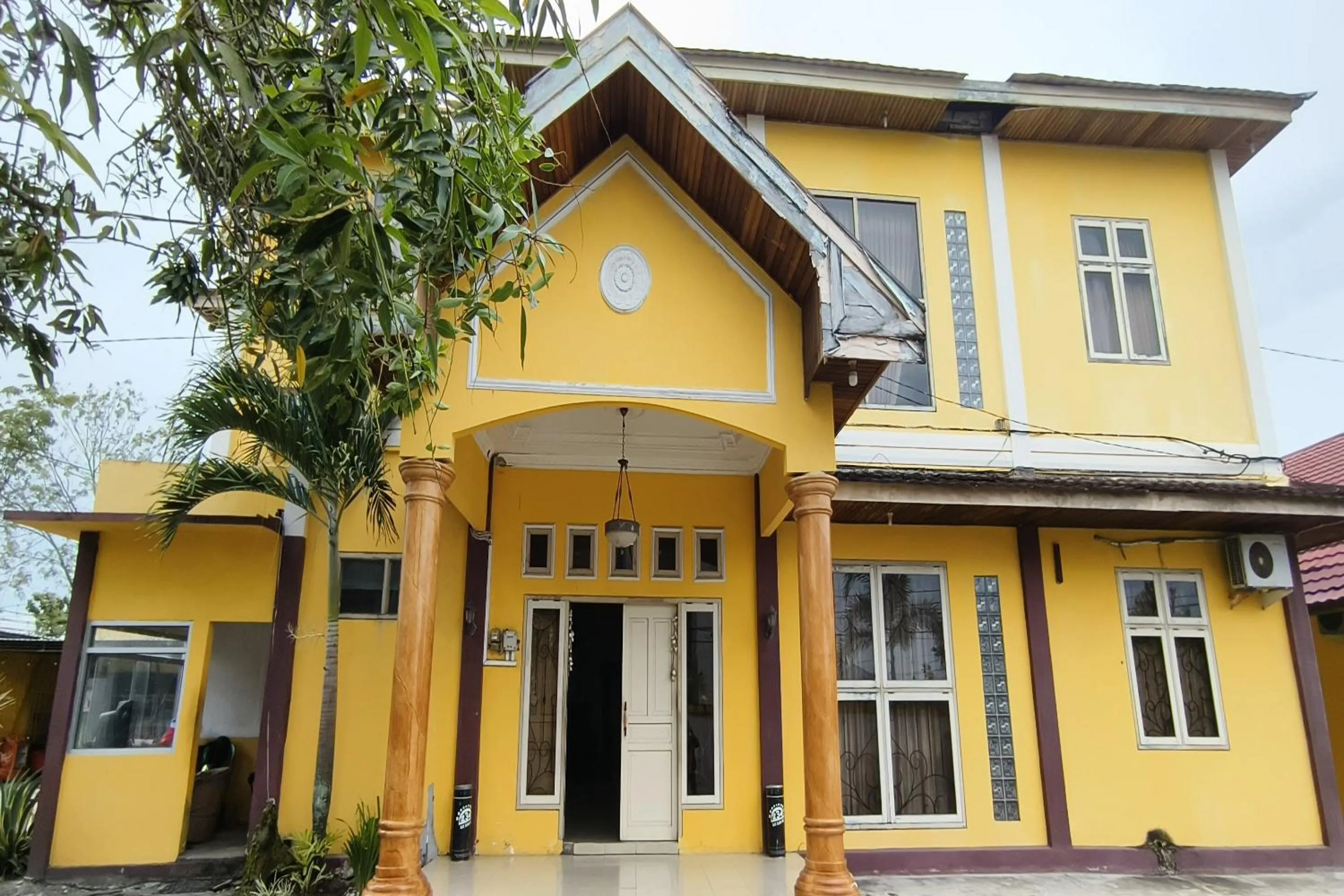 Facade/entrance in Hotel O Wisma Flamboyan NearTaman Makam Pahlawan
